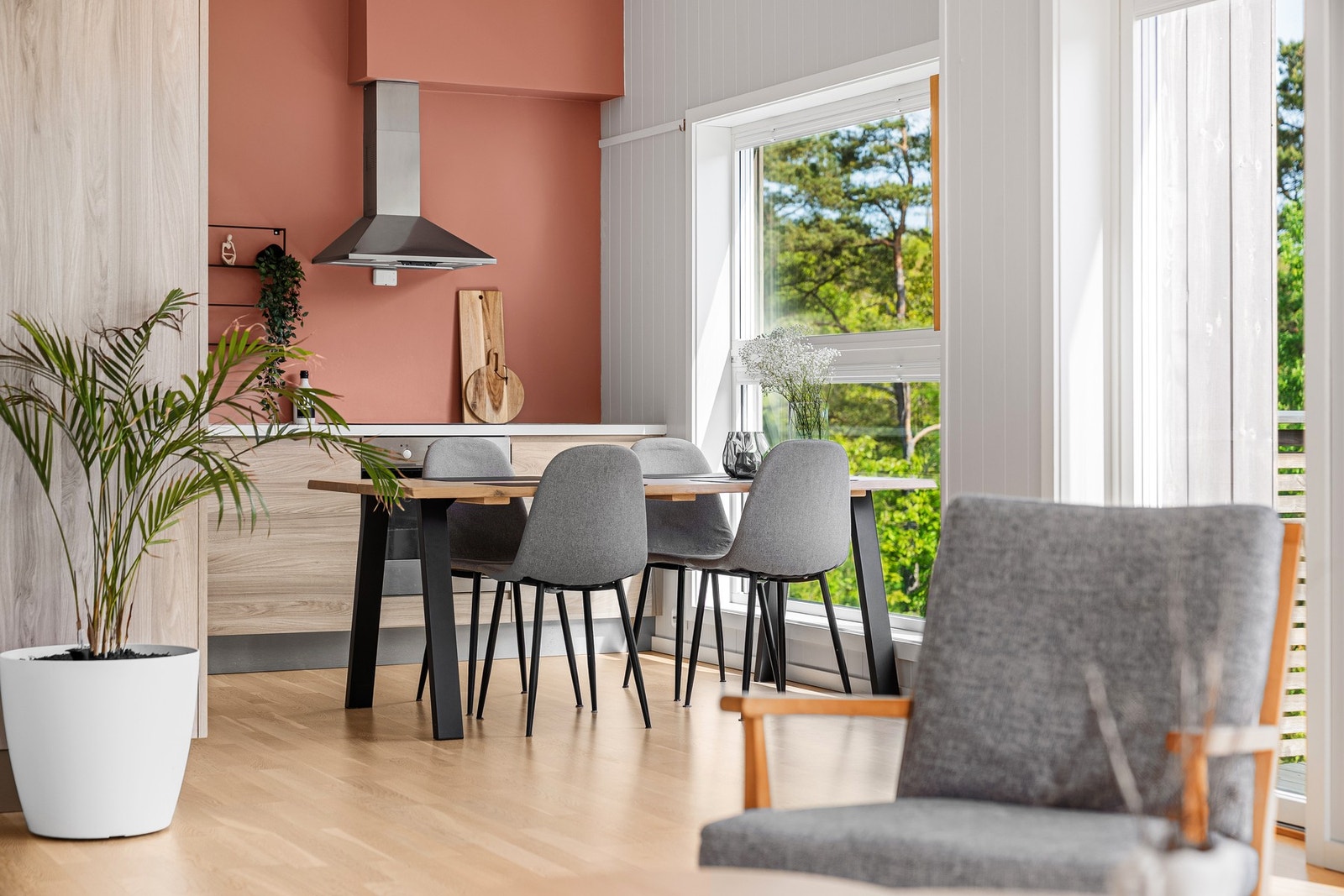 - God plass til spisebord | Deilig lysinnslipp fra kjøkkenvinduet også - Galleribilde