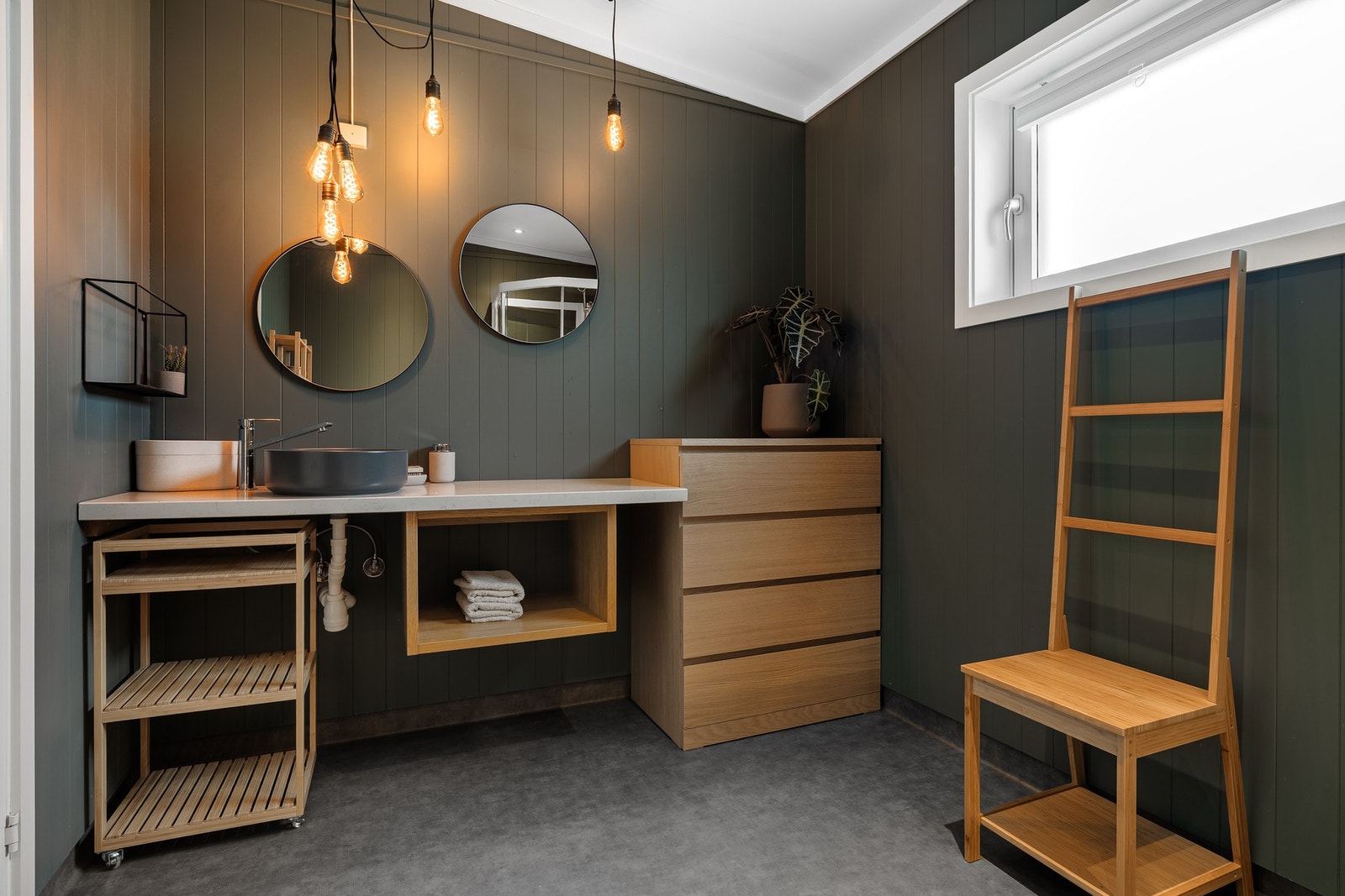 - Smakfullt bad med fin innredning | Dusjkabinett og varmekabler i gulv - Galleribilde