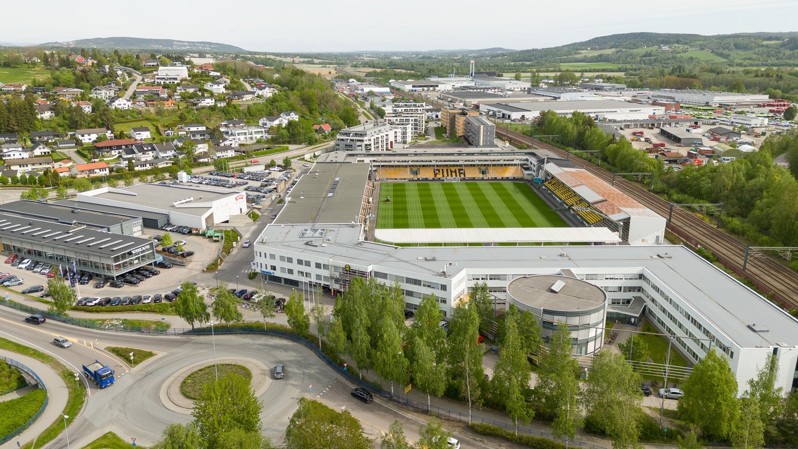 Åråsen stadion - 3 minutters gange fra leiligheten, med en tilskuerkapasitet på 10 500 Galleribilde