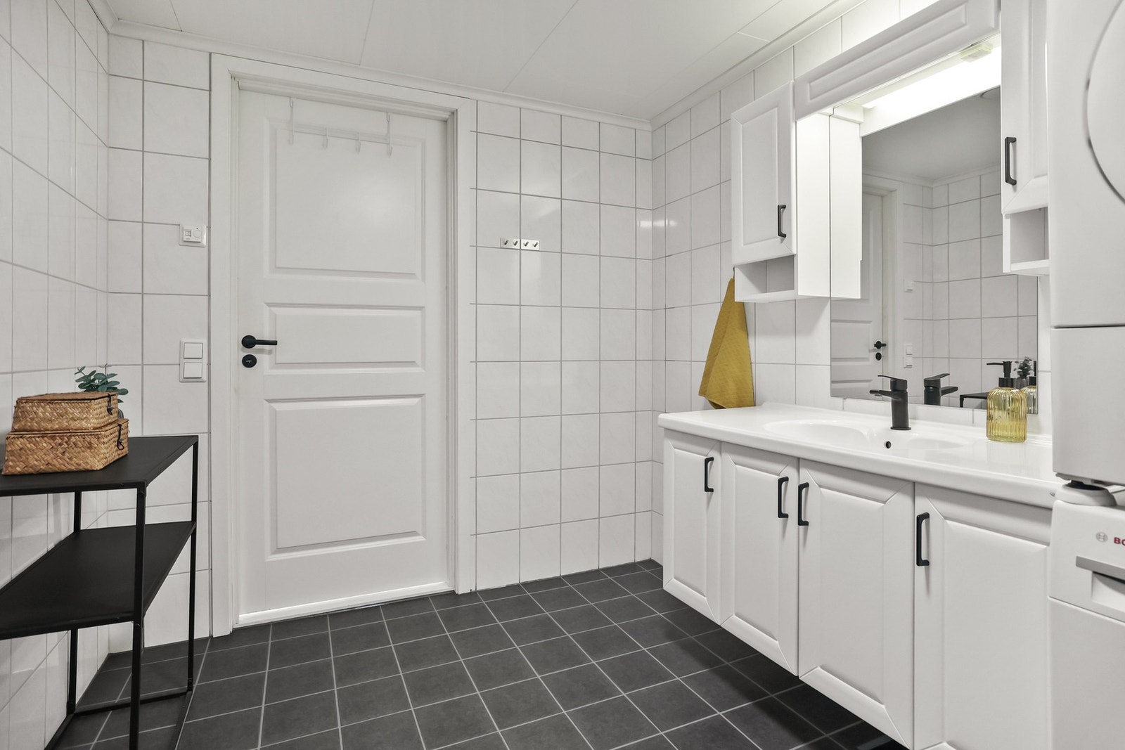 Opplegg for vaskemaskin og varmtvannsbereder i hjørnet gjør rommet funksjonelt. Galleribilde