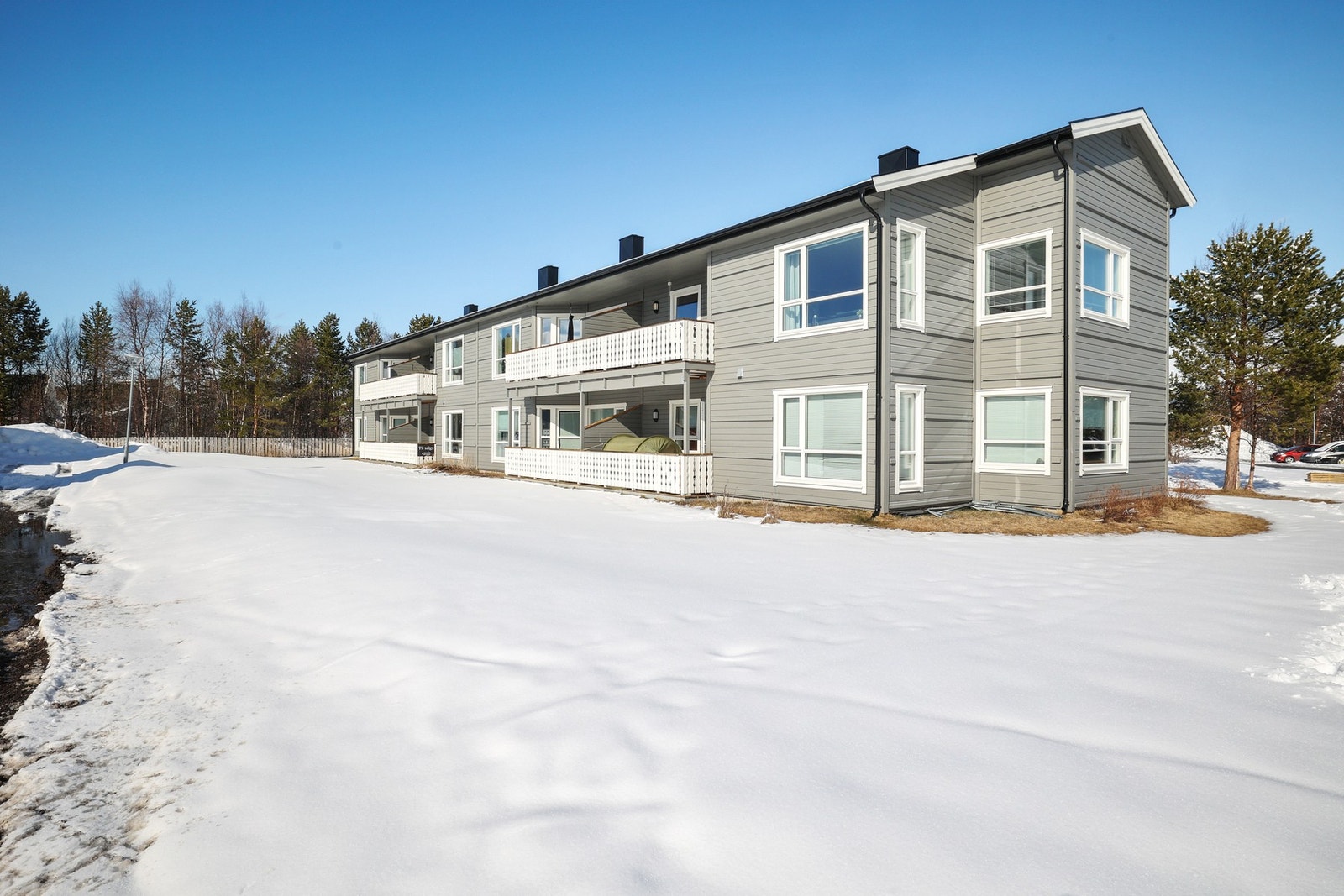 Det er kort vei til daglig nødvendige tjenester som Coop Extra Gakori og Bunnpris & Gourmet i Bossekop, som også tilbyr søndagsåpent og PostNord-tjenester. Galleribilde