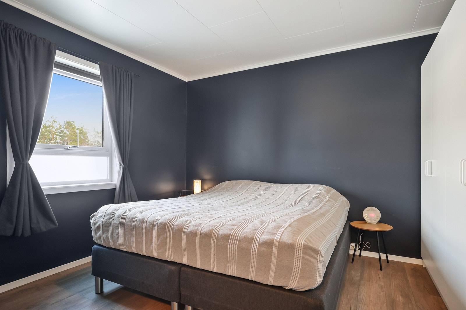 Leiligheten har to soverom, begge med god plass til seng og oppbevaring, og takhøyde på 2,16-2,40 meter som gir en romslig følelse. Galleribilde