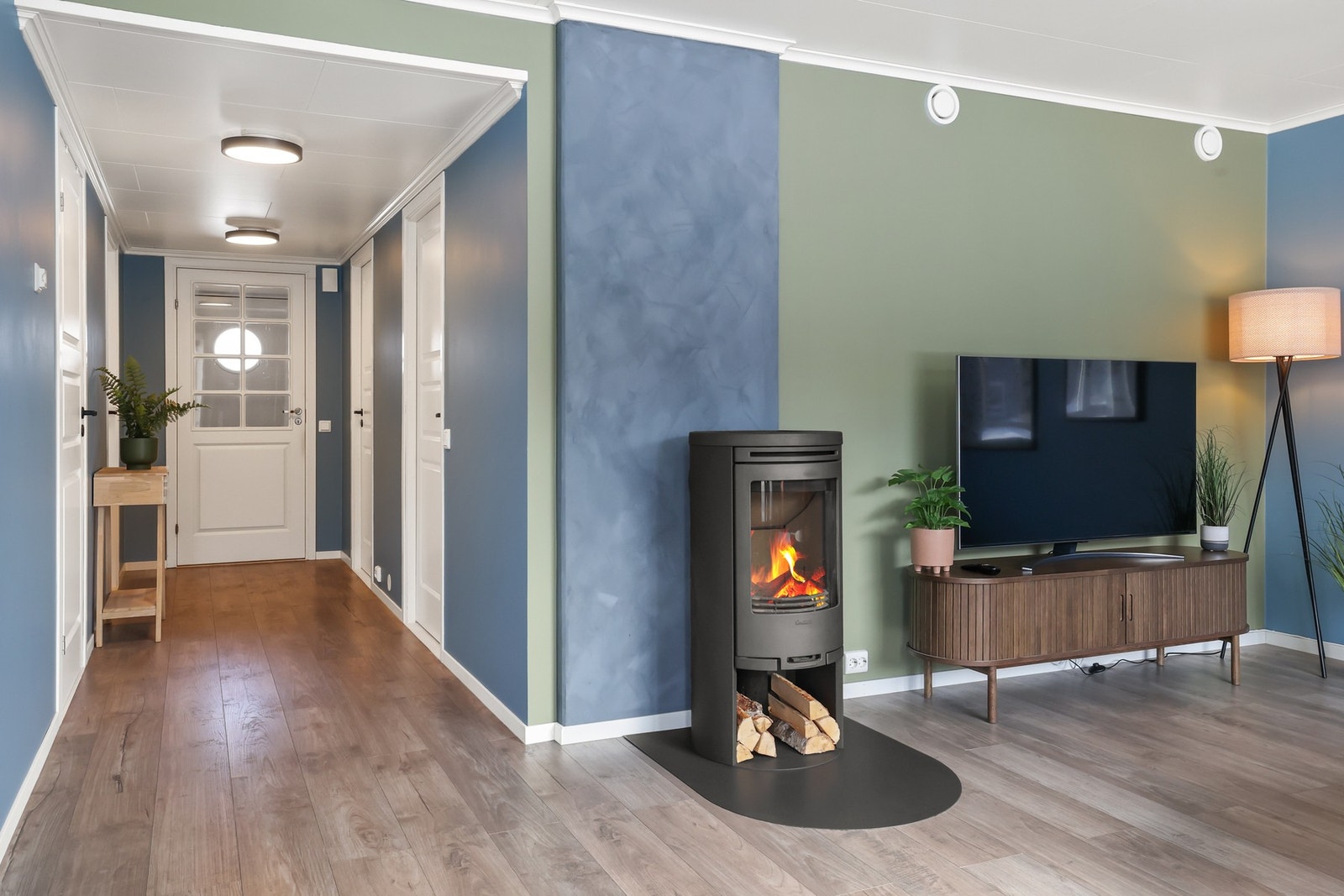 Videre leder den deg inn i en bolig preget av høy standard og gjennomtenkte løsninger. Galleribilde