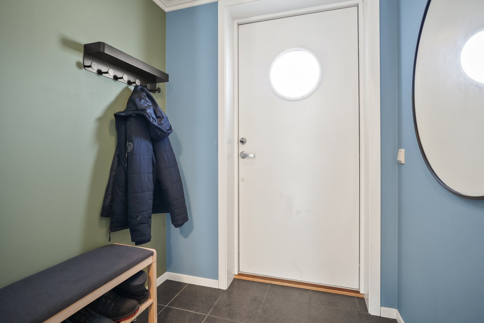 Inngangspartiet gir et ryddig og funksjonelt førsteinntrykk med god plass til yttertøy og sko Galleribilde