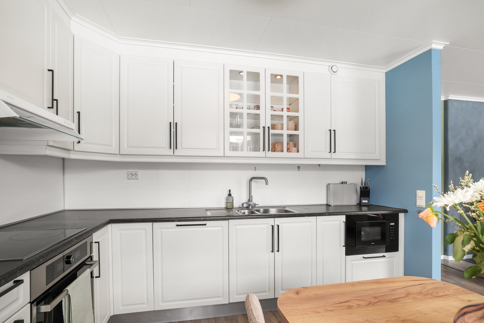 Kjøkkenet, fra byggeåret 2007, er utstyrt med HTH-innredning med profilerte fronter, som gir et tidløst og stilrent uttrykk. Galleribilde