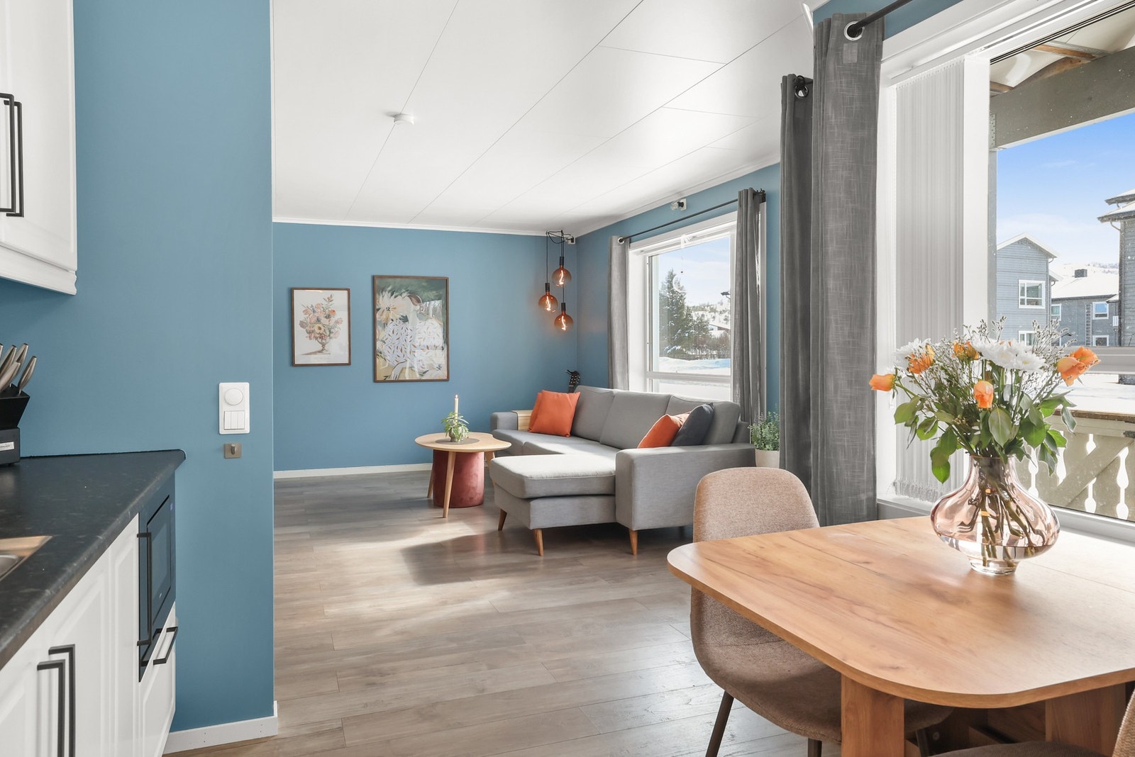 Fra stuen er det direkte utgang til en vestvendt markterrasse på 7 m². Galleribilde