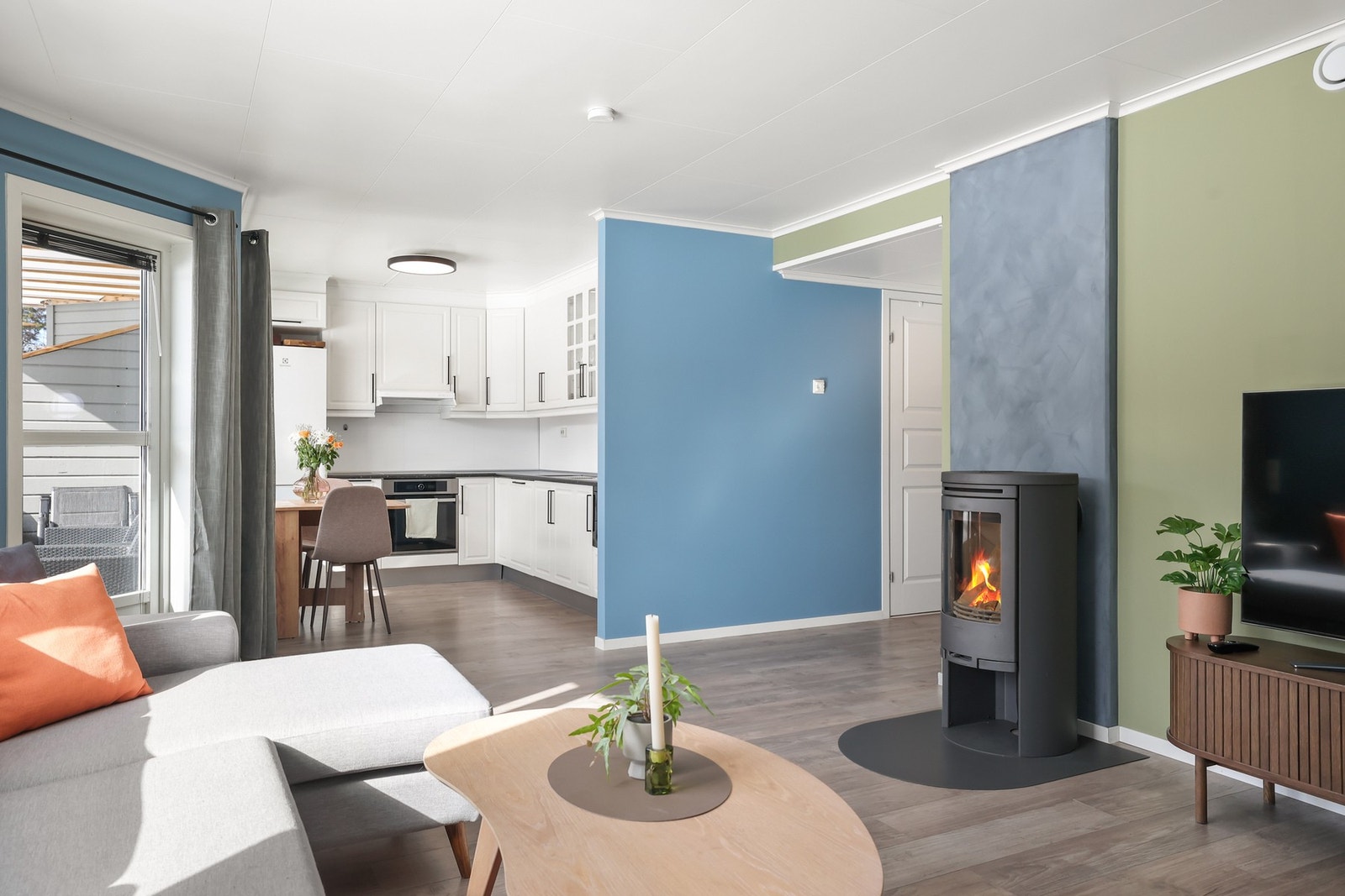 Stuen er lys og romslig, med store vinduer som slipper inn naturlig lys og skaper en innbydende atmosfære. Galleribilde