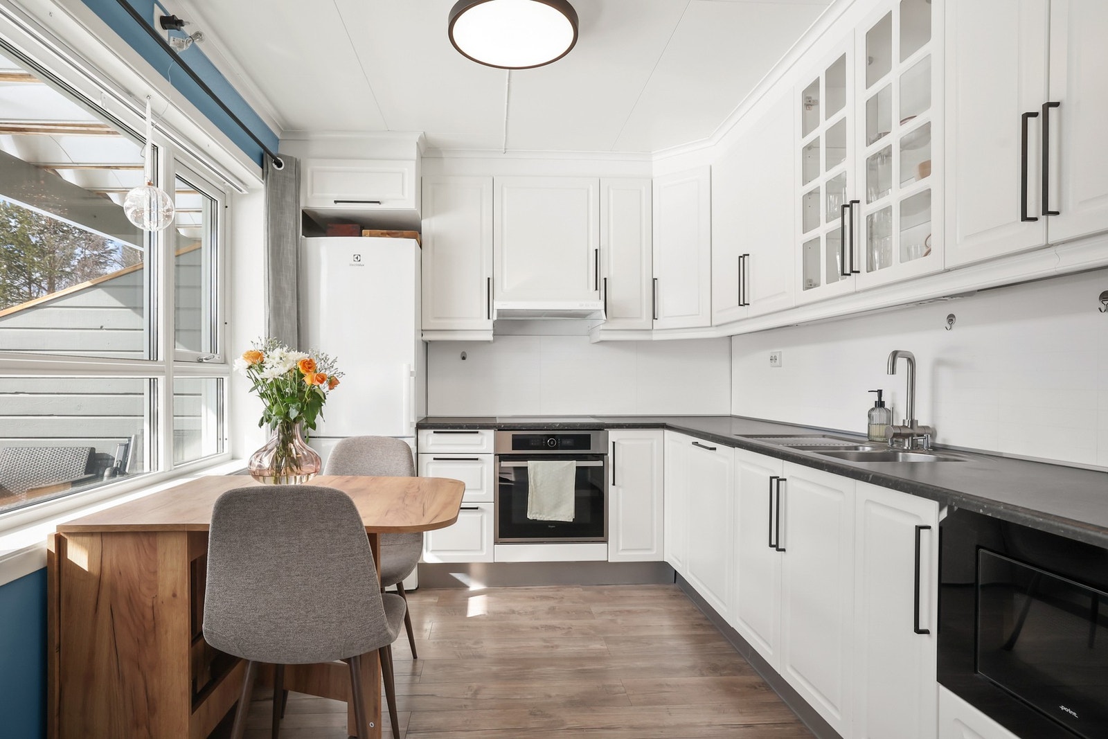 Kjøkkenet er praktisk innrettet for matlaging og sosialt samvær. Galleribilde