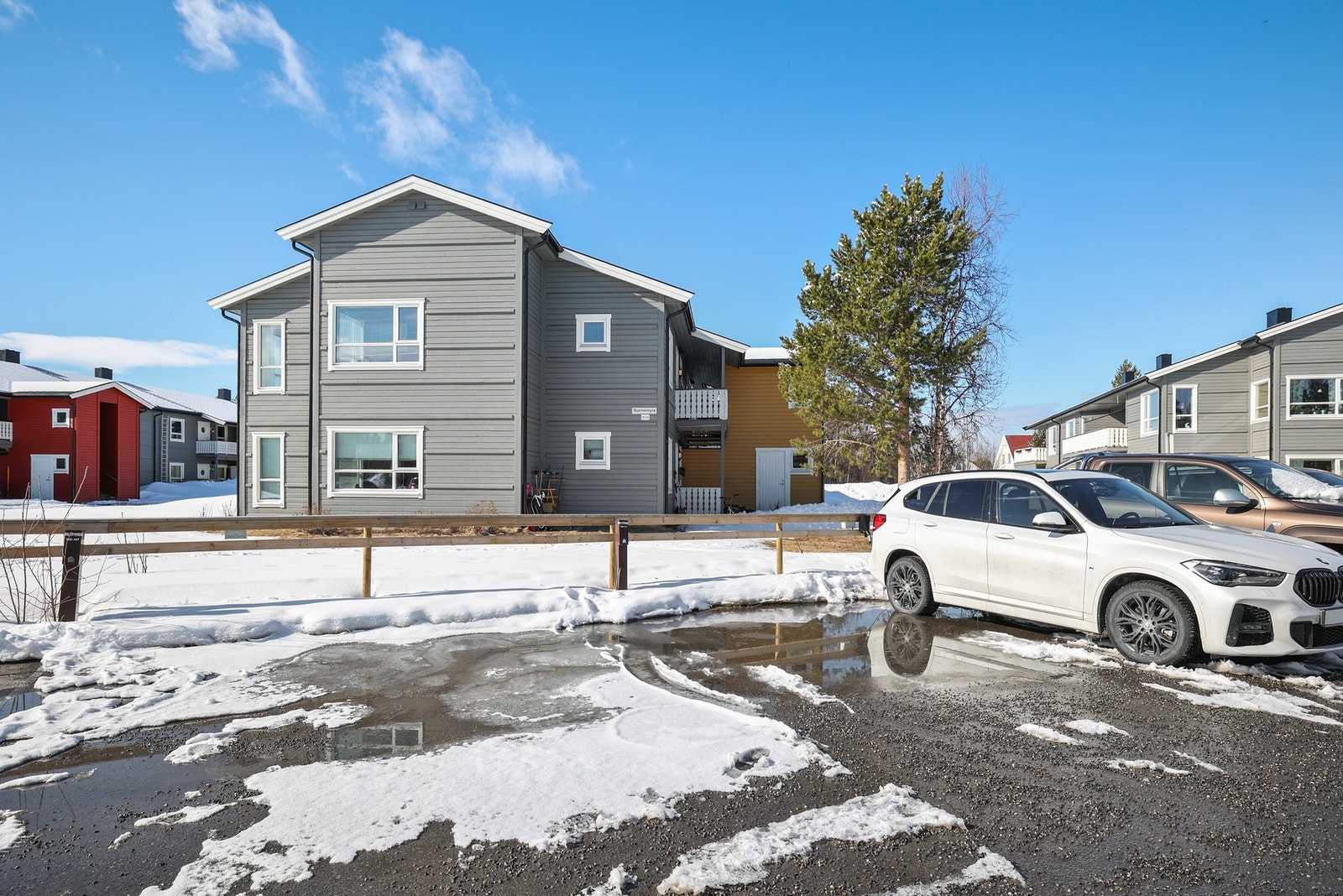 Leiligheten disponerer parkeringsmuligheter på felles tomt. Galleribilde