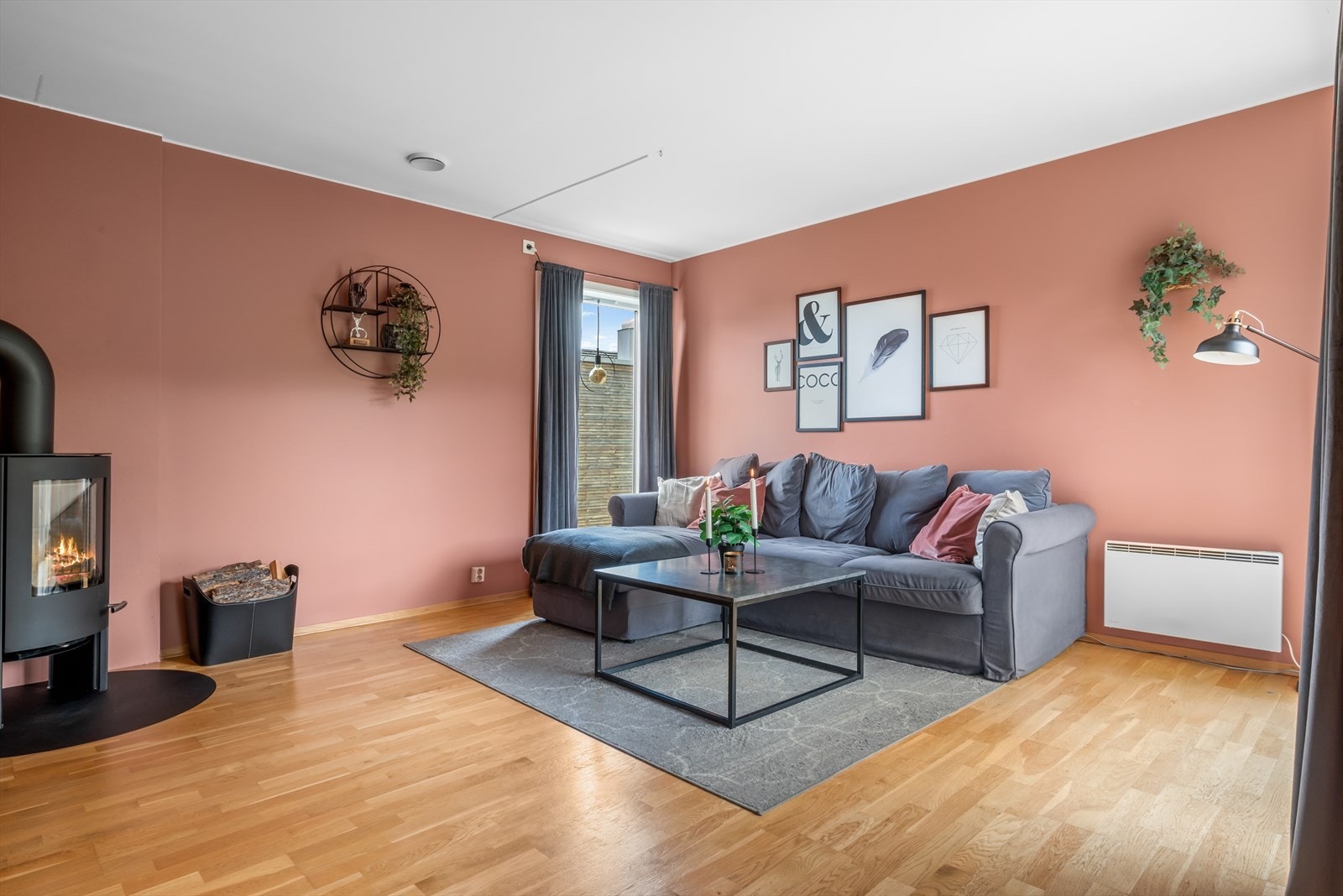 En praktisk og fin 3-roms leilighet i 2.etasjen i et barnevennlig boligområde. Galleribilde