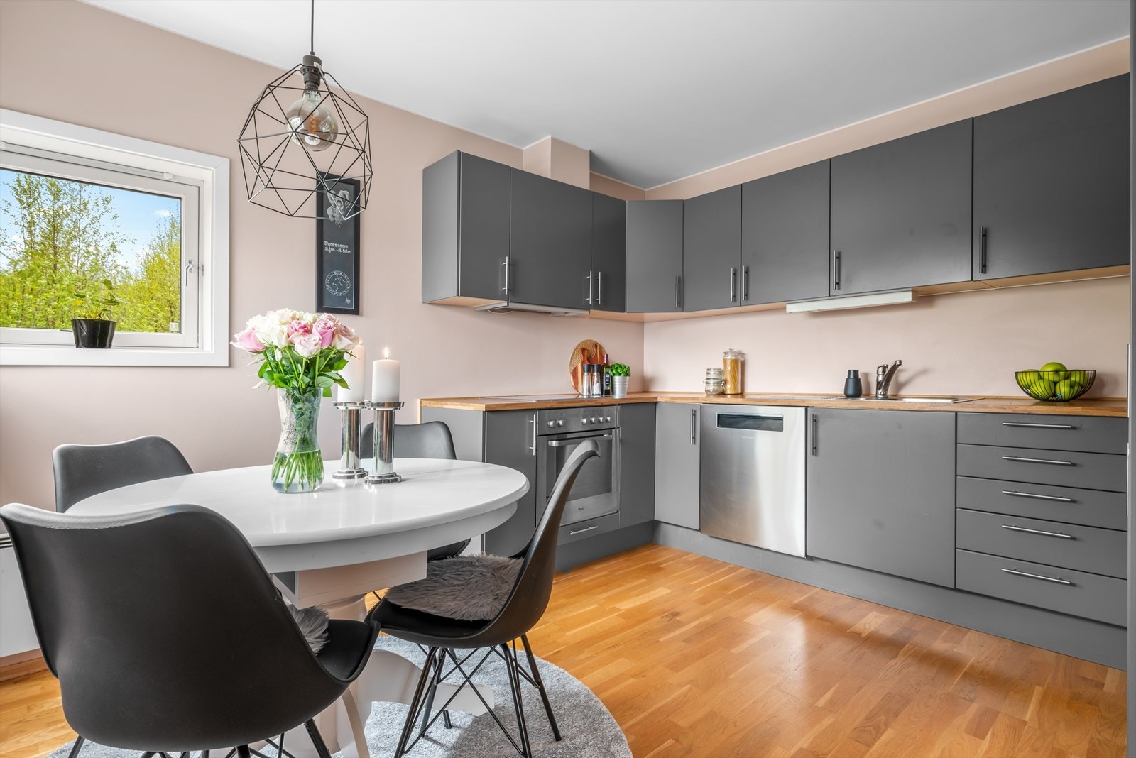 Kjøkkeninnredning med mekanisk avtrekksvifte over stekesonen og opplegg for oppvaskmaskin. Galleribilde