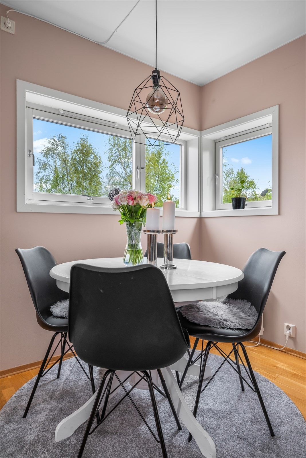 Med denne leiligheten følger det med fast p-plass i en felles parkeringskjeller. Galleribilde