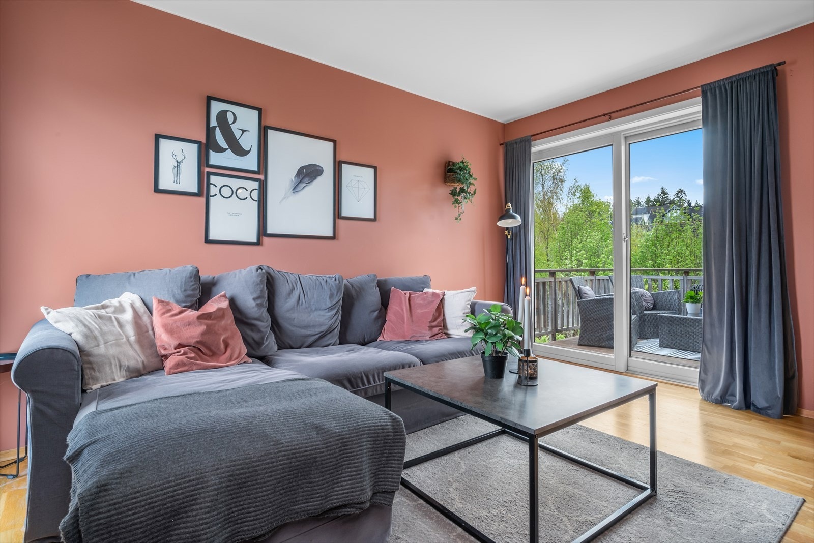 Fra stuen har man direkte utgang til balkongen med lite innsyn. Galleribilde