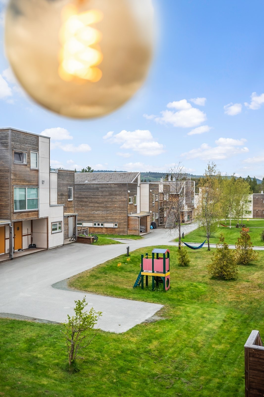 Et boligområde som passer for alle. Boligen har en landlig og barnevennlig beliggenhet med Brekkåsen barneskole ca. 30m i fra, som er en skole fra 1-7 klasse og den ble etablert i 2006. Galleribilde