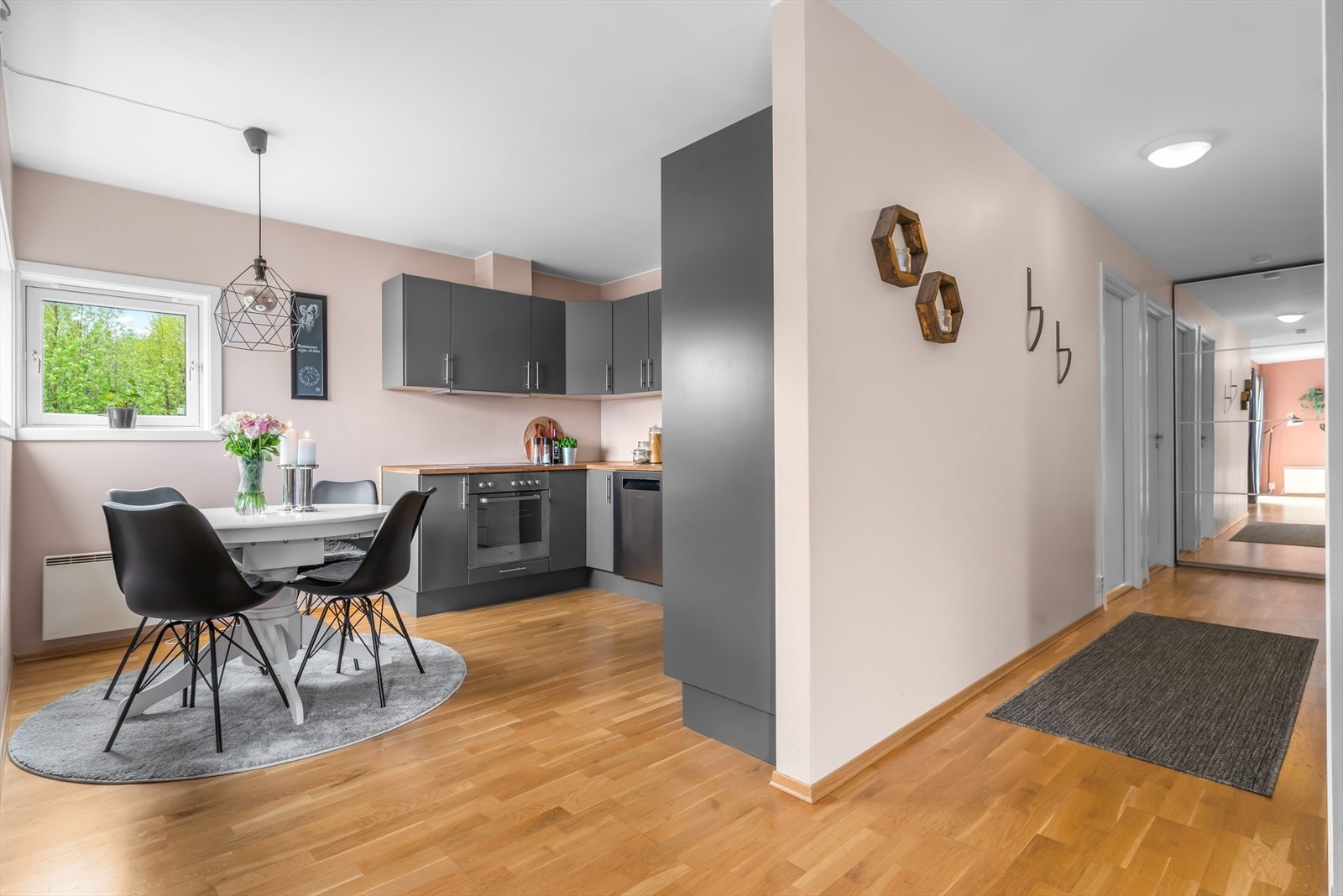 Boligen varmes opp elektrisk eller med vedovn som gir en lun og energisparende varme. Galleribilde