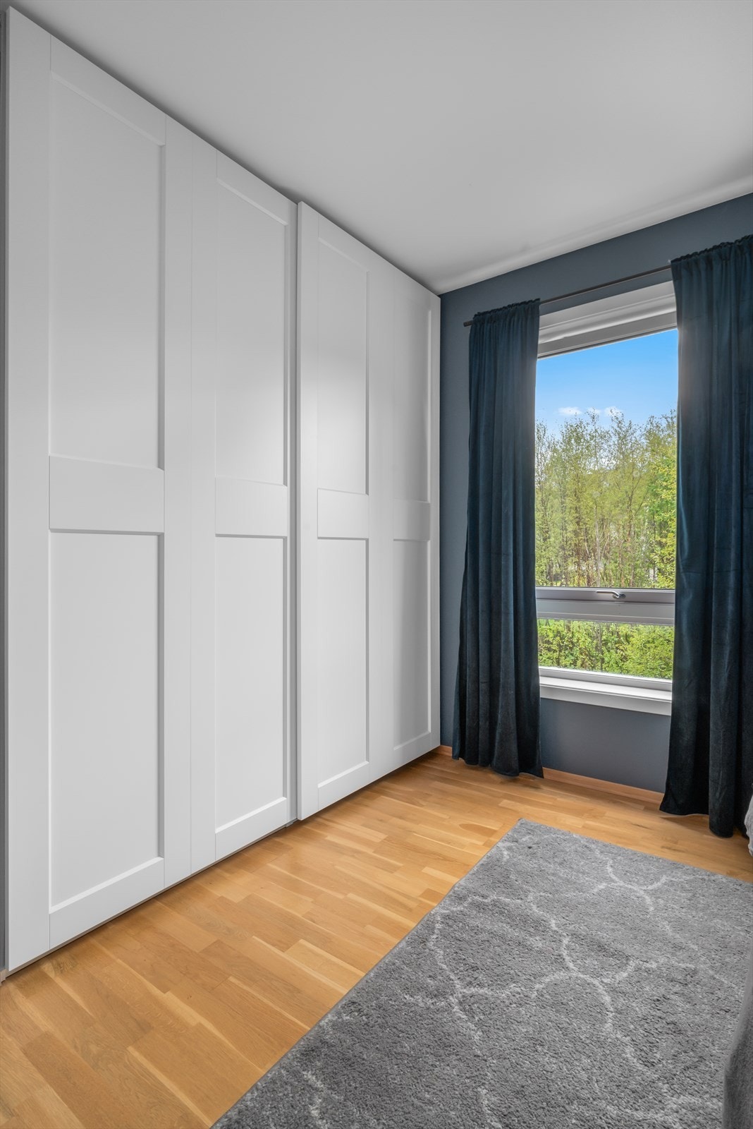 Stor garderobeløsning montert på hovedsoverommet. Galleribilde