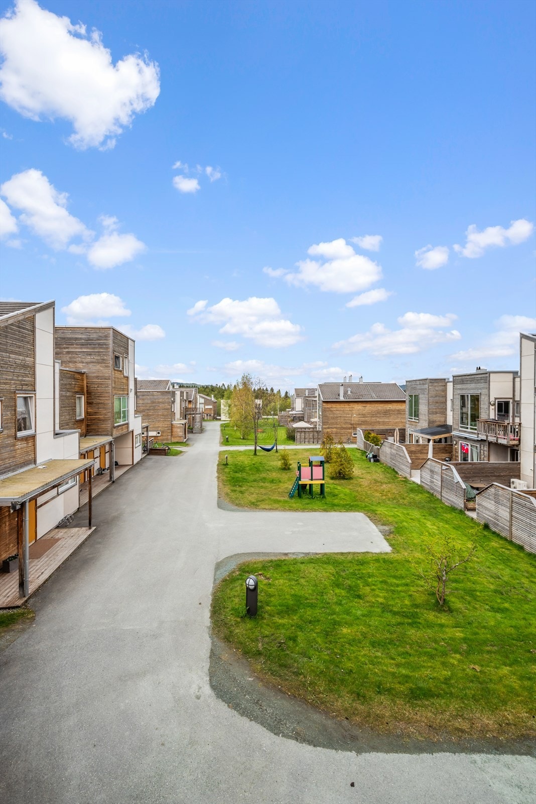 Borettslaget er veletablert med flotte fellesområder/grøntområder, parkeringsplasser og lekeplass for barn. Galleribilde