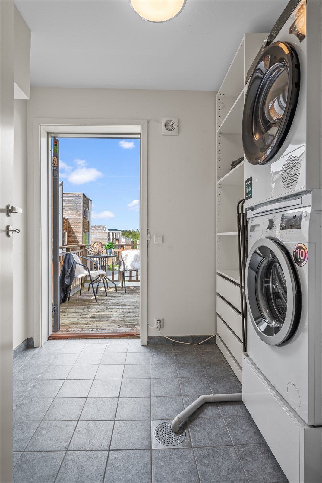 Praktisk vaskerom med direkte adgang fra hovedsoverommet. Utstyrt med opplegg for vaskemaskin, bereder, mekanisk avtrekk, rørfordelingsskap og stoppekran. Galleribilde