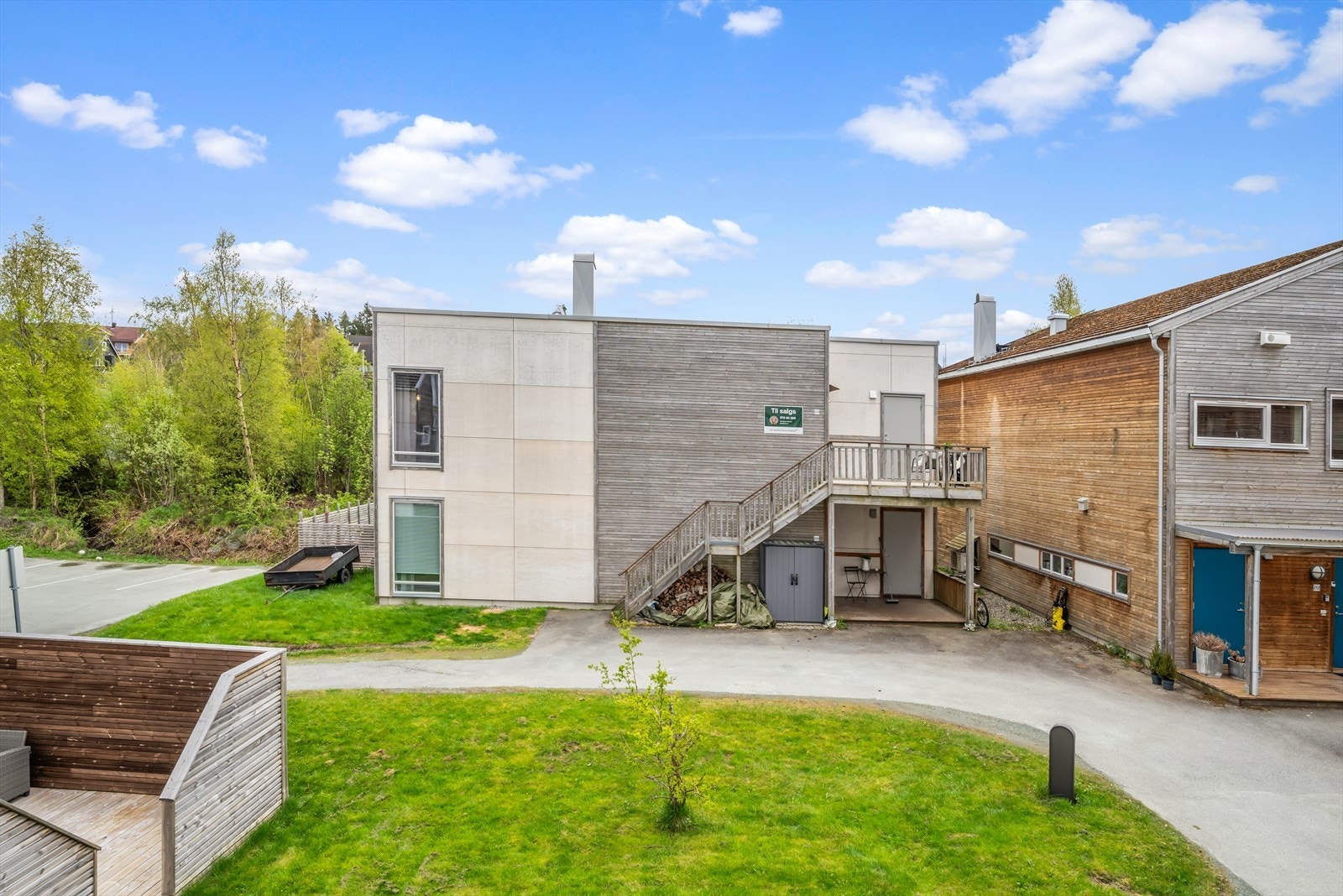 Ungdomsskolen og Melhus VGS ligger mer i Melhus sentrum, ca. 2,5 km fra eiendommen. Det er flere barnehager i området, samt at både flere lekeplasser og idrettsanlegg er i kort avstand til boligen. Galleribilde