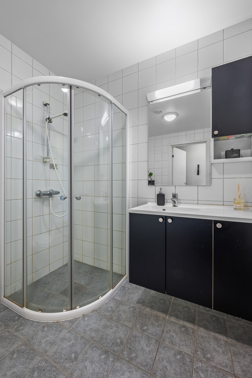 Utstyrt med servantskap, mekanisk avtrekk, veggmontert wc og dusjnisje. Galleribilde