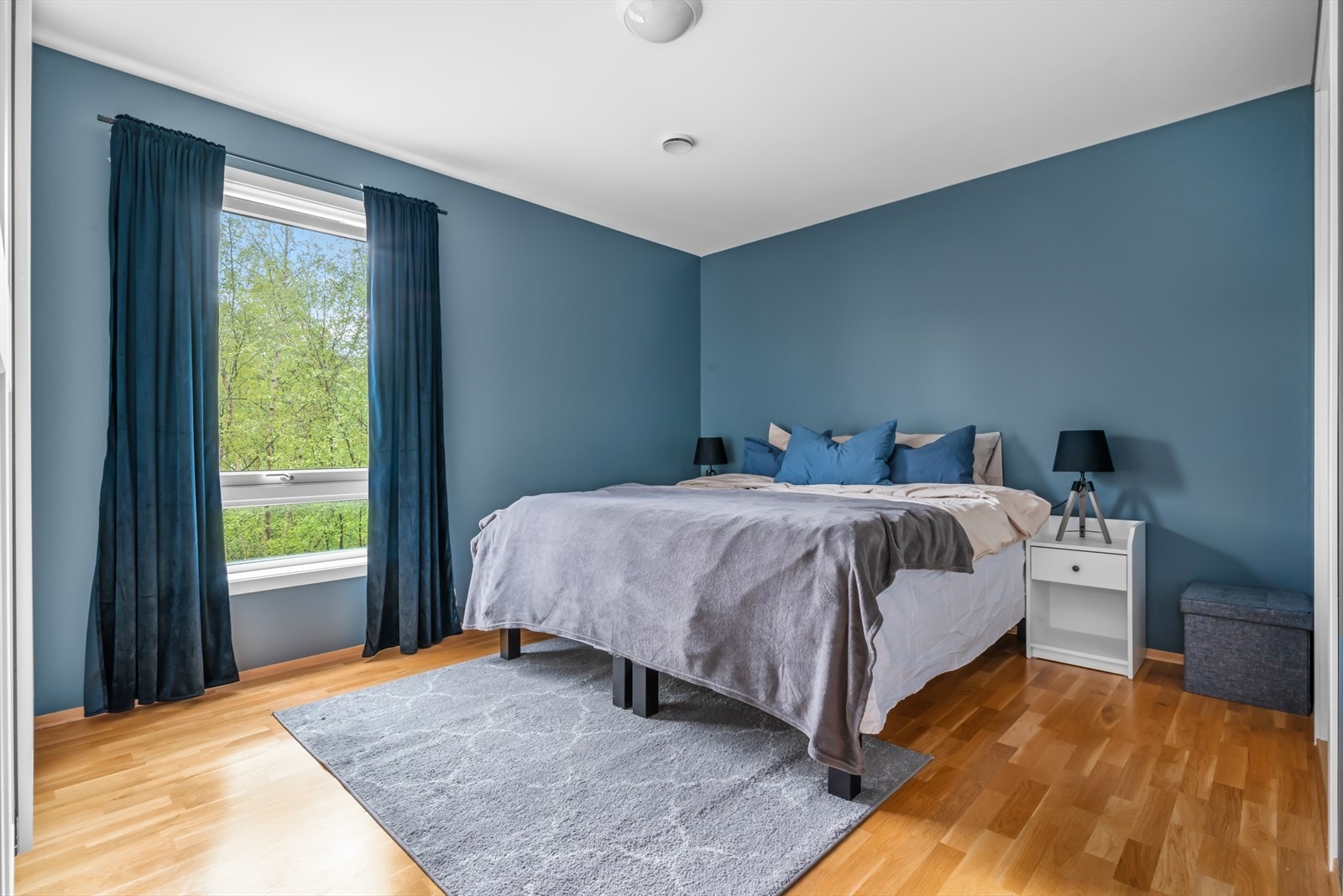 Hovedsoverommet måler hele 13,5m² og byr på rikelig med plass til dobbeltseng og tilhørende møblement. Galleribilde