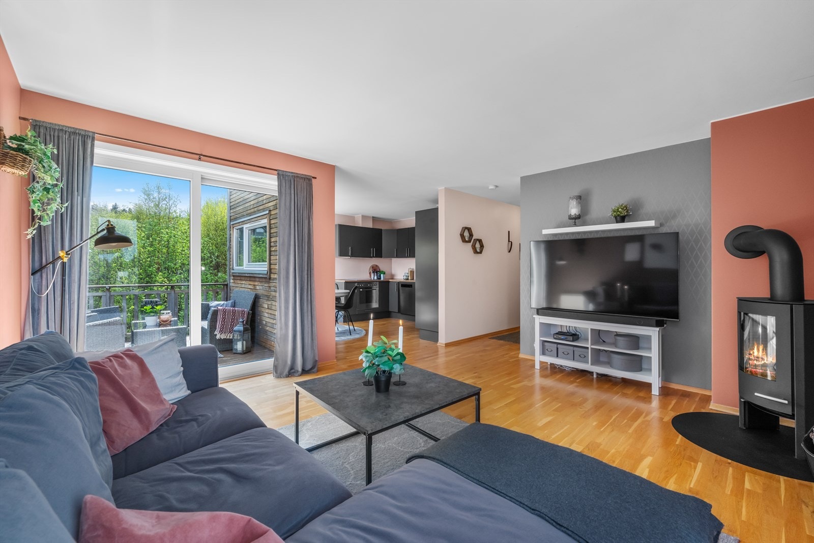 Leiligheten har gjennomgående store og flotte vindusflater som byr på rikelig med naturlig lysinnlsipp. Galleribilde