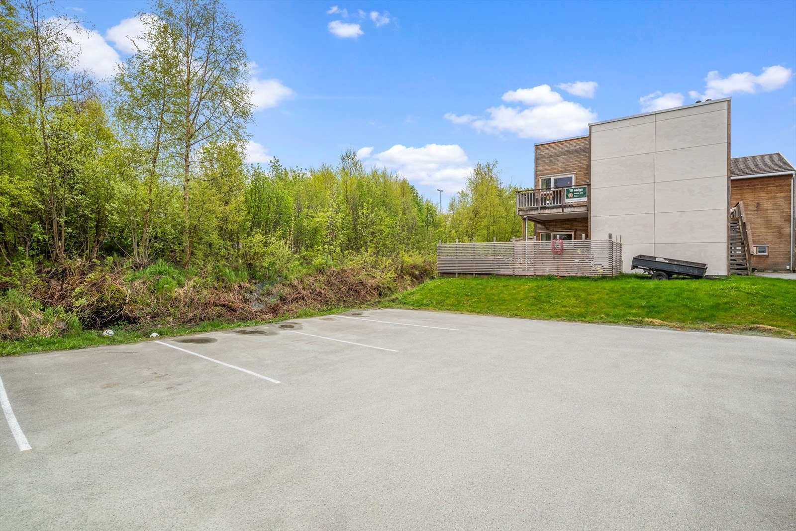 Felles oppstillingsplasser for besøkende til borettslaget. Galleribilde