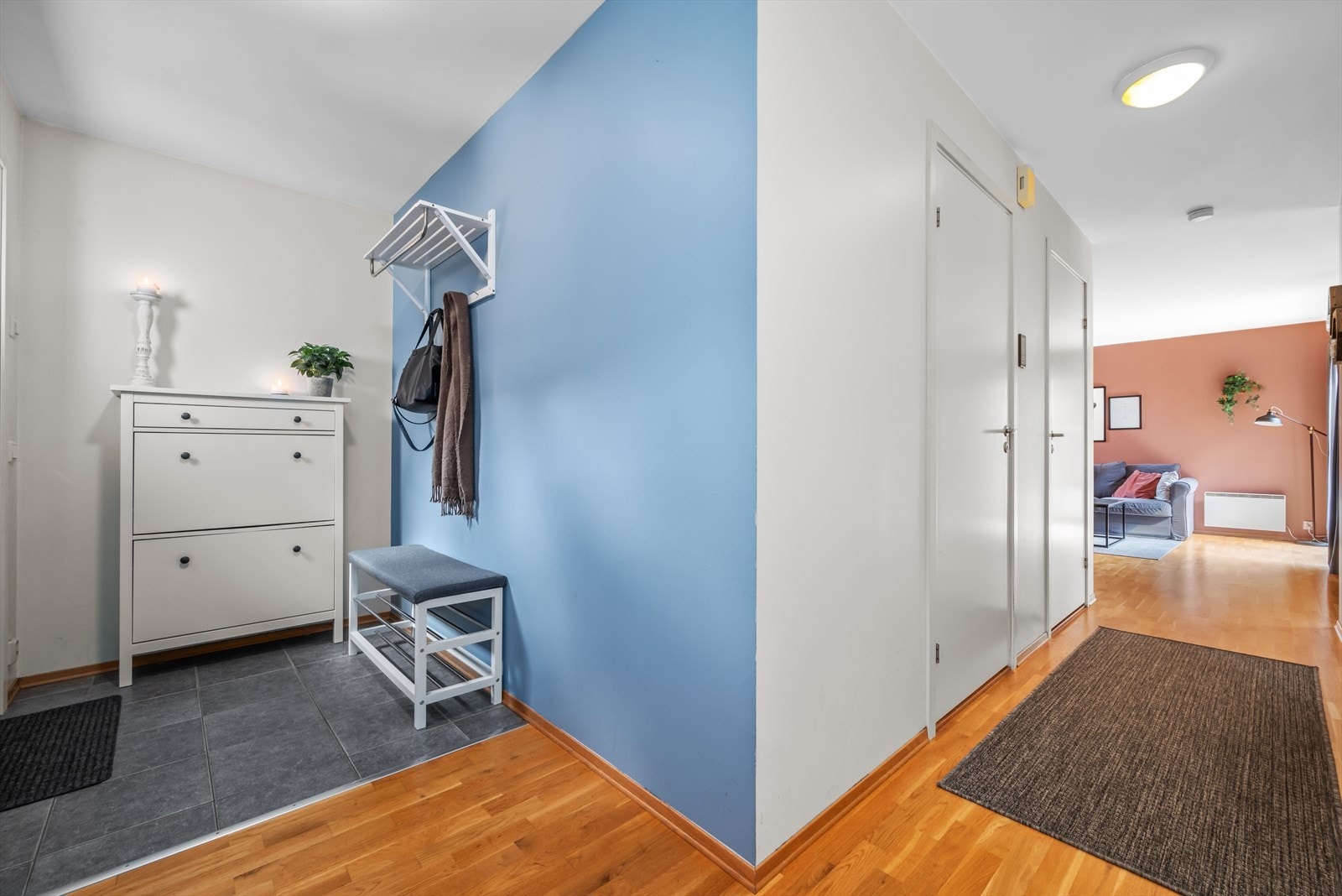 Velkommen inn! Her vil man ha plass til oppheng av yttertøy og sko. Galleribilde