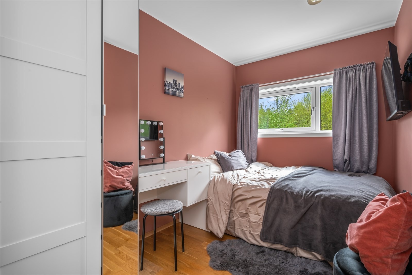 Soverom med garderobeskap på 7m². Malt opp med moderne fargevalg. Galleribilde