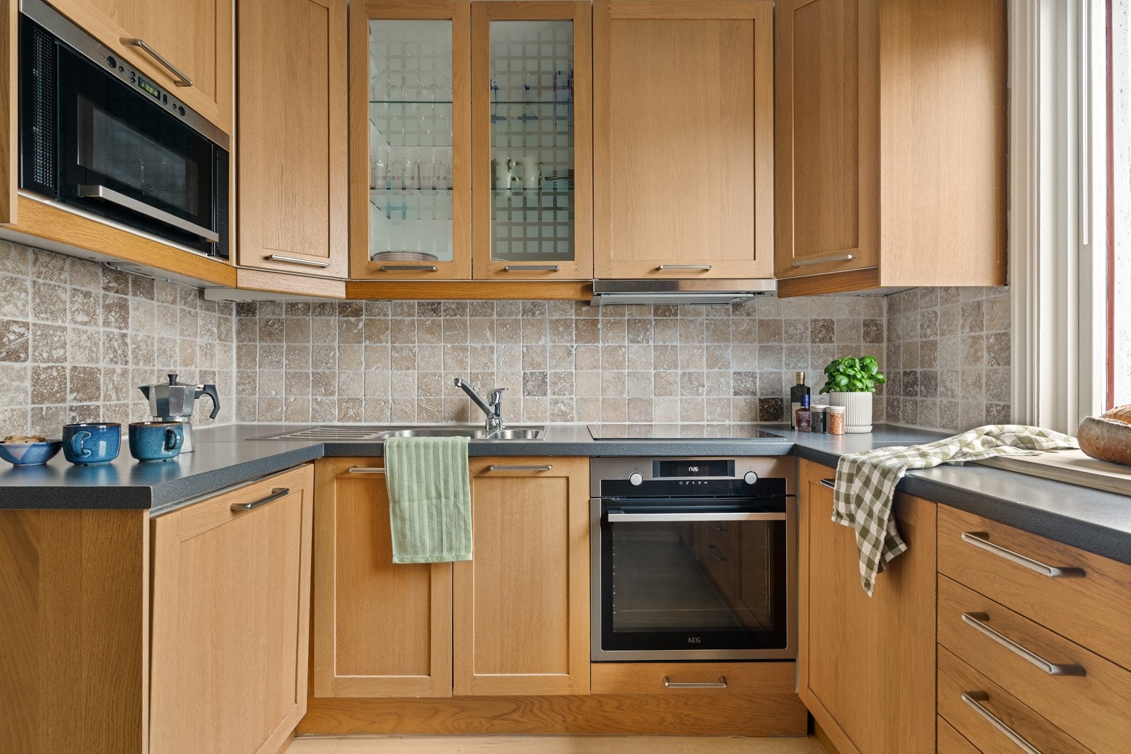 Kjøkkenet har en god løsning med tanke på best mulig utnyttelse av arealet. Det er god skap- og benkeplass. Galleribilde