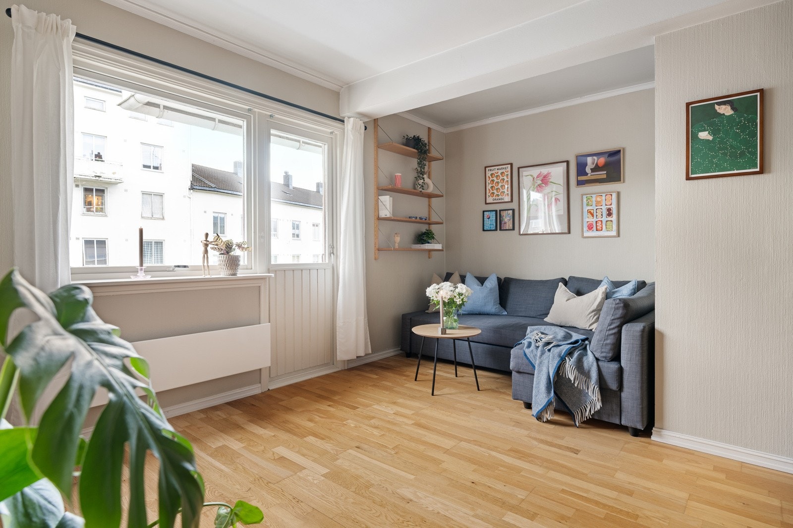 Stuen er lys og innbydende, samt måler til ca. 23,7 kvm. Galleribilde