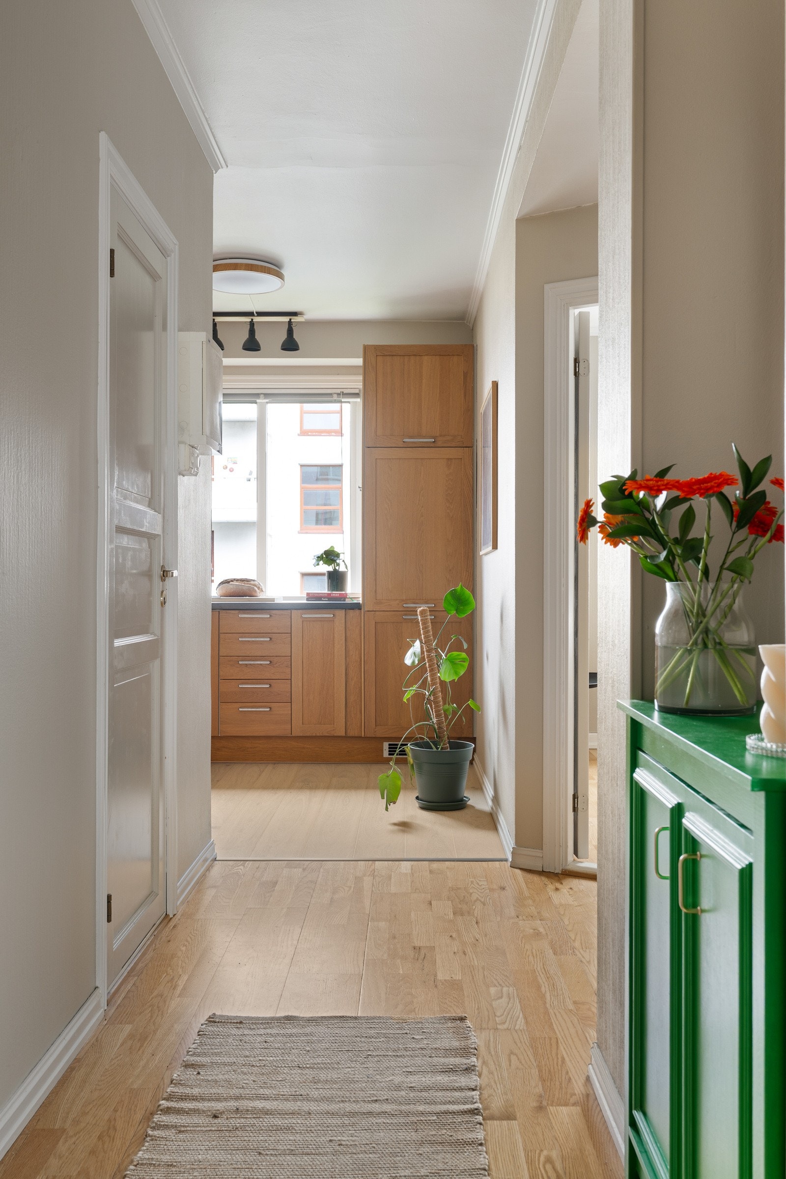 Leiligheten ligger i 2. etasje med adkomst via trappeløp. Entréen er praktisk med et areal på ca. 5,5 kvm. Galleribilde