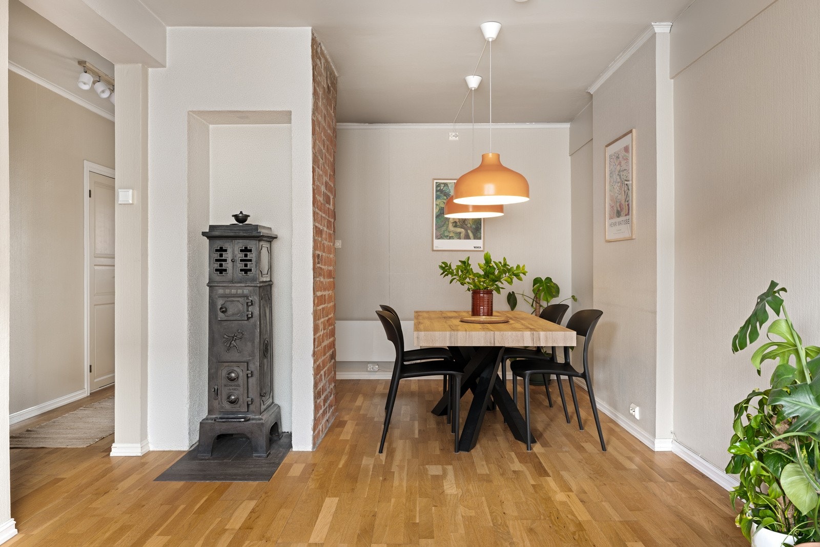 Vedovnen bidrar til behagelig varme gjennom året og teglsteinveggen gir et ekstra særpreg til leiligheten. Galleribilde