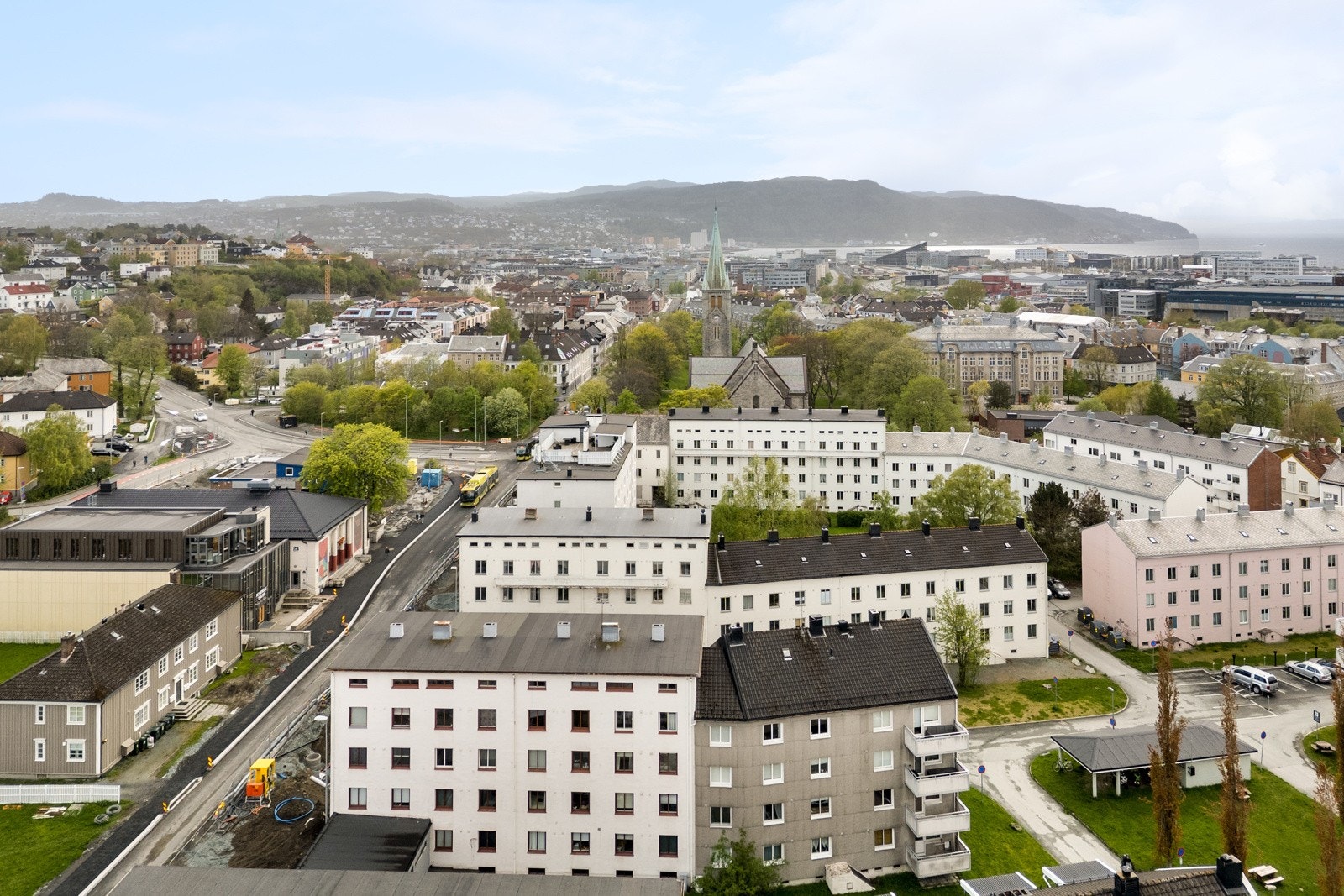 Lademoen byr på sjarmerende kaféer, herlig parkliv og umiddelbar nærhet til kollektiv- og servicefunksjoner som gjør området svært ettertraktet for spesielt unge og studenter. Galleribilde