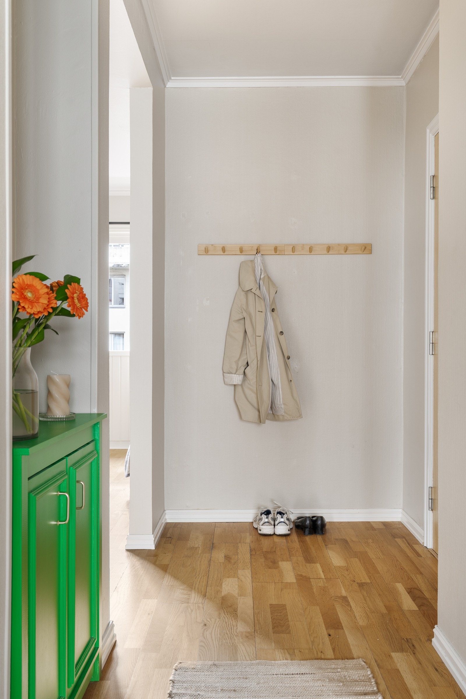 Den har plass til ulike garderobeløsninger, som blant annet knaggrekke og kommode. Galleribilde