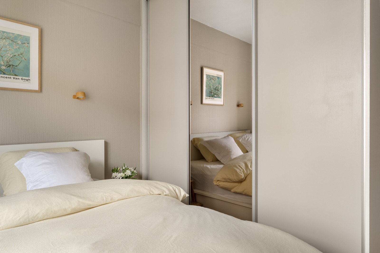 Det er plass til stor seng og det er en romslig skyvedørsgarderobe med rikelig lagringsplass. Galleribilde