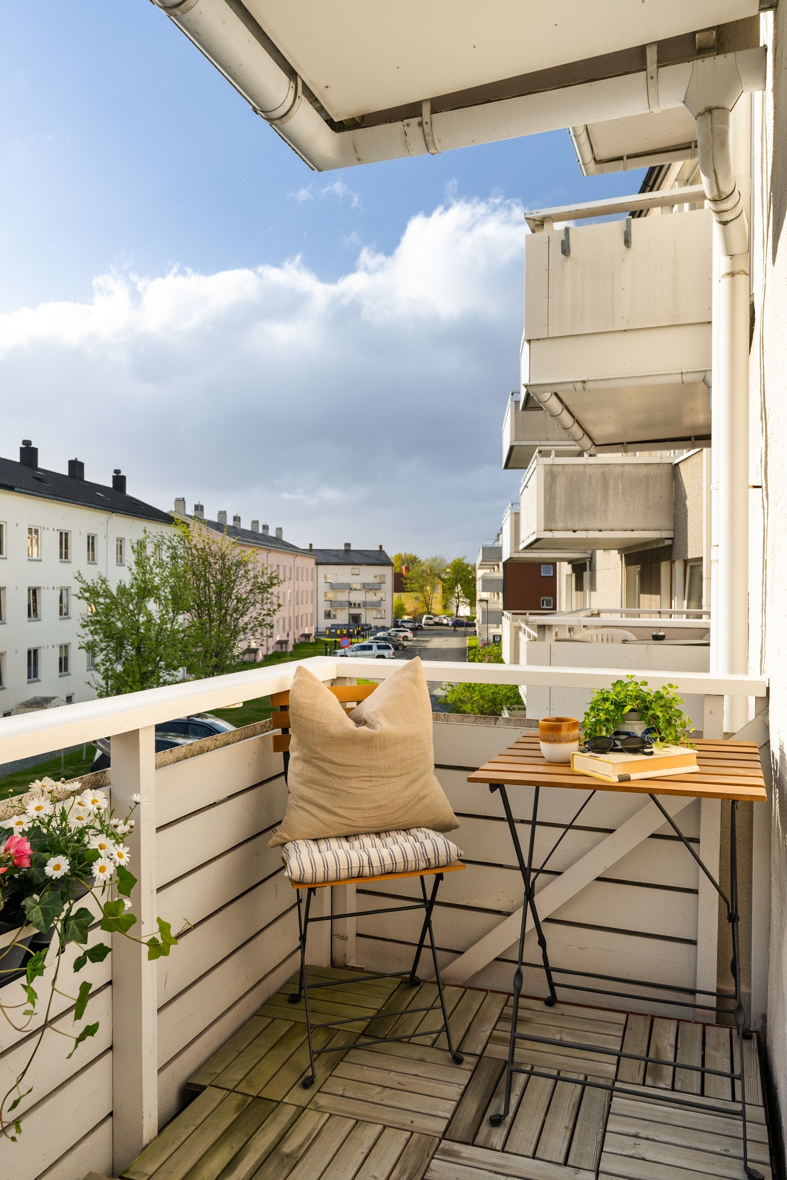 Ute på balkongen kan man innrede med liten sittegruppe. Galleribilde