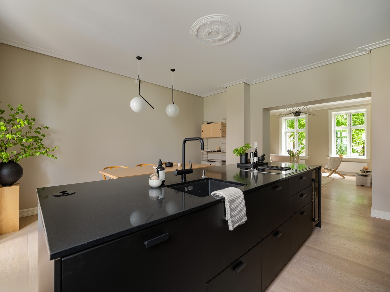 Den gjennomgående planløsningen sørger for en lys og luftig romfølelse. Galleribilde