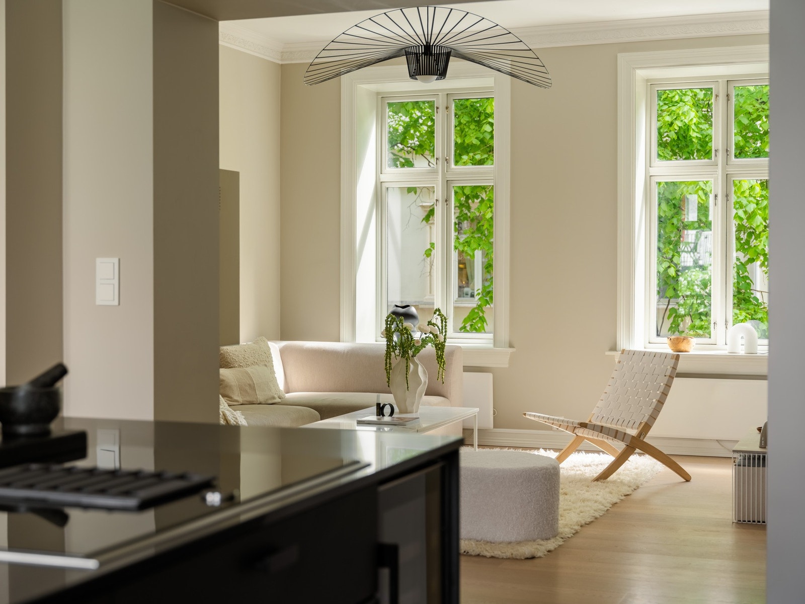 Stuen og kjøkkenet henger fint sammen i en delvis åpen løsning. La oss se nærmere på dagligstuen. Galleribilde