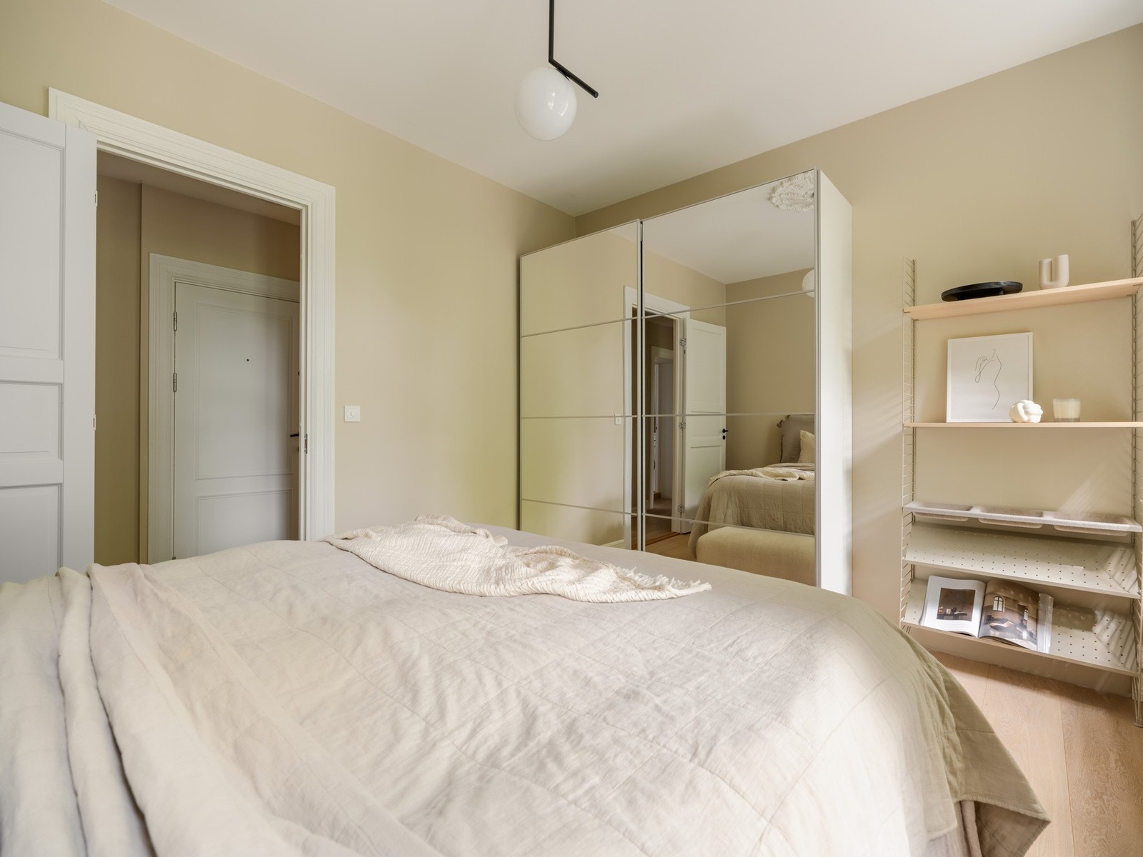 Praktisk skyvedørsgarderobe med speilfronter følger med i salget. Galleribilde