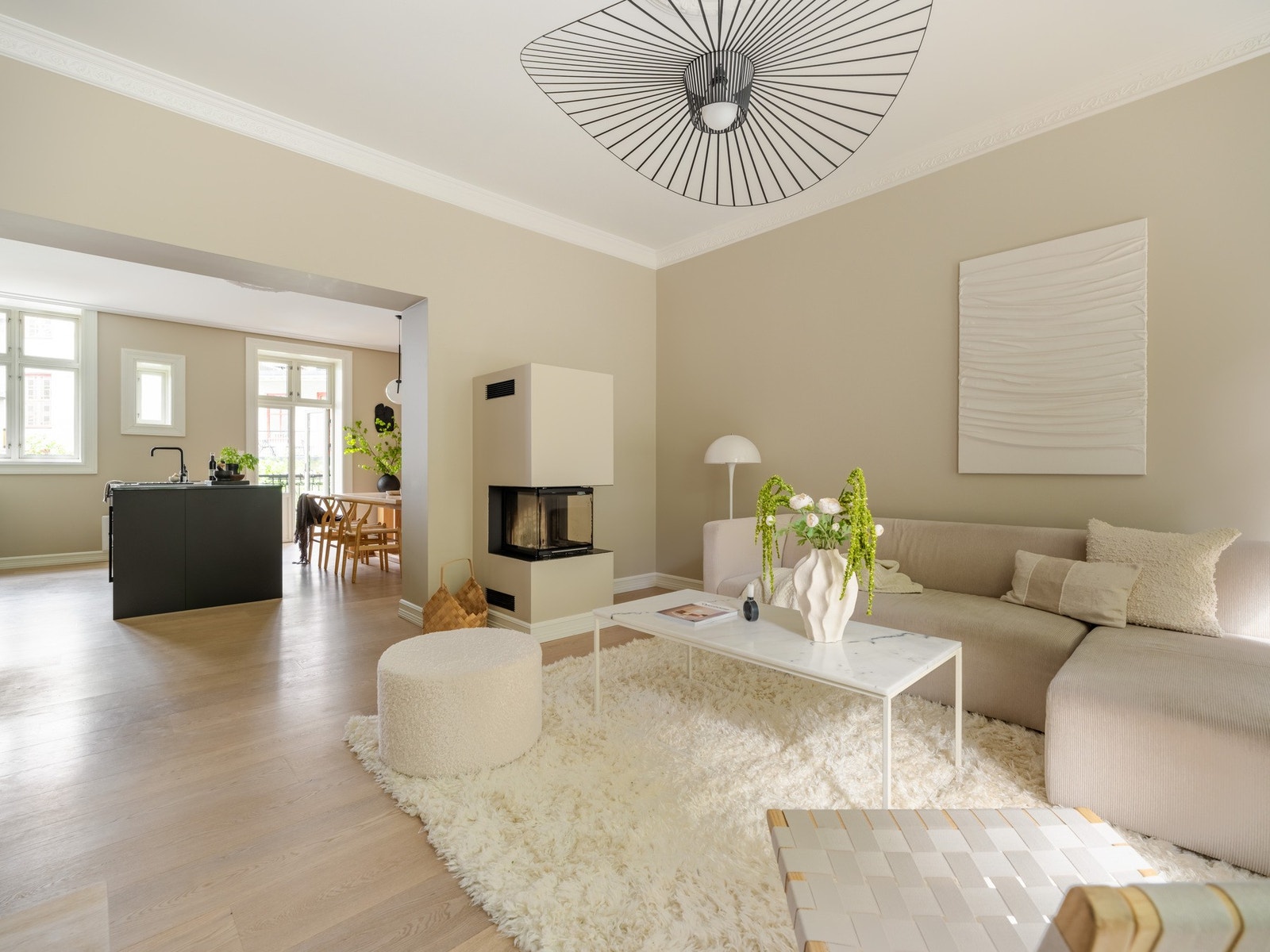 Gjennomgående for alle rom er brede én-stavs eikeparkettgulv. Galleribilde