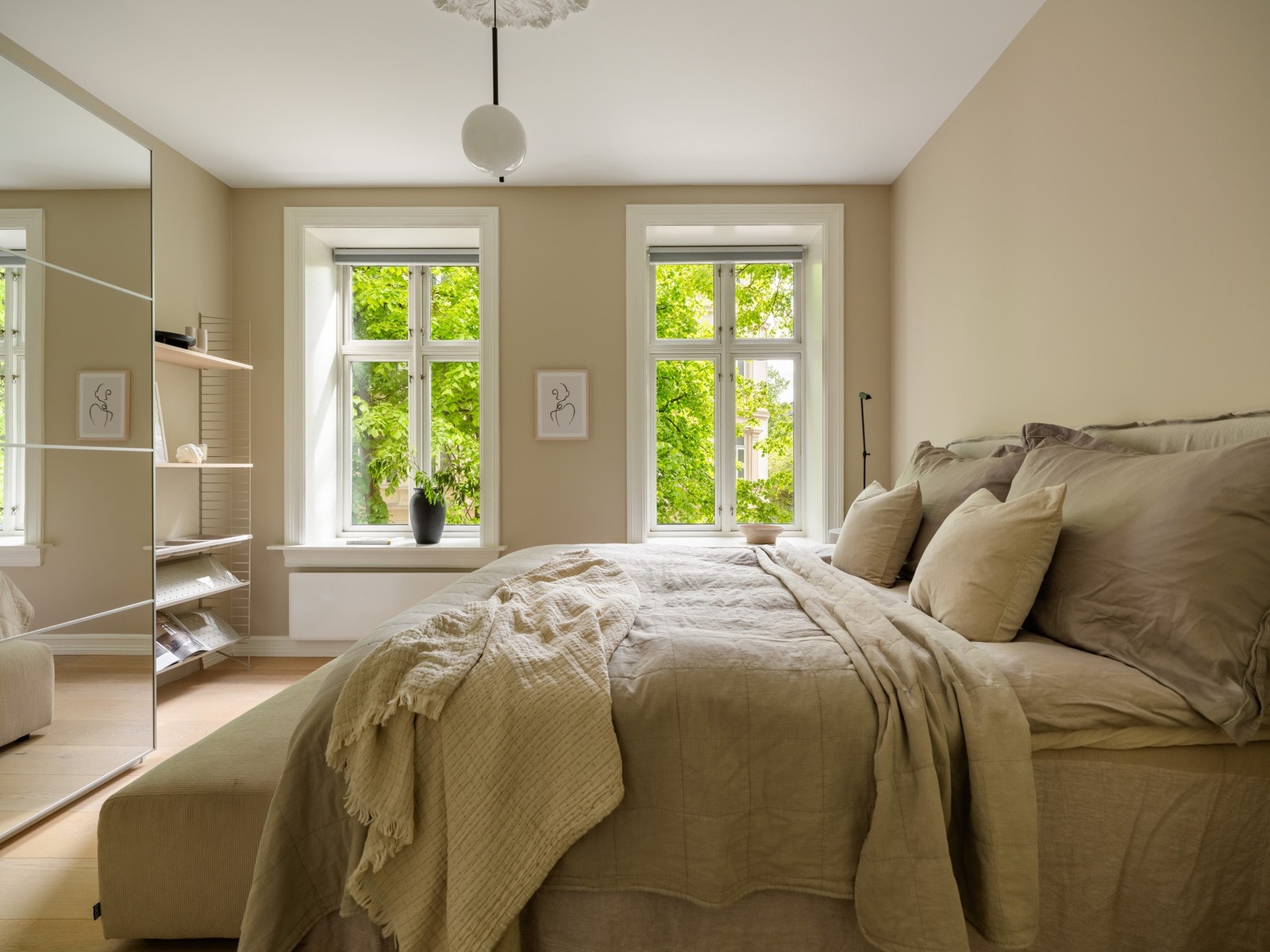 Hovedsoverommet har de samme dype og store vinduene, med nydelig grønt utsynet. Tenk å våkne opp her? Galleribilde