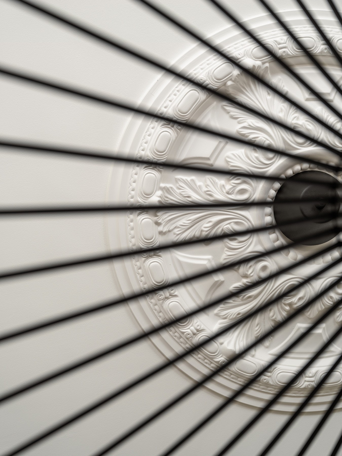 Også her finner vi nydelige detaljer, som rosett og stukkatur. Galleribilde