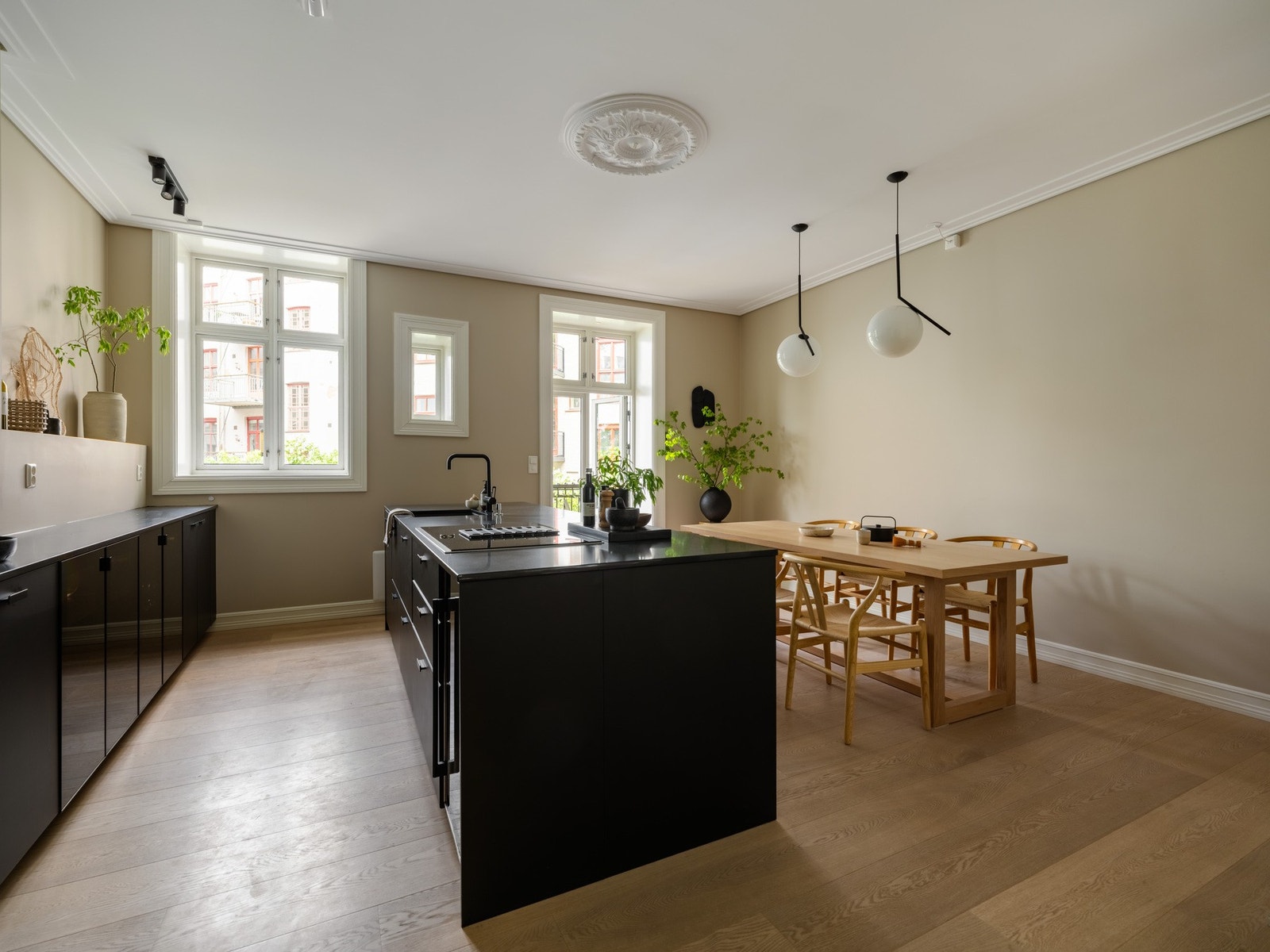 På den store kjøkkenøyen finner vi nedfelt vask, platetopp med integrert ventilator og vinskap. Ja, du leste riktig! Galleribilde