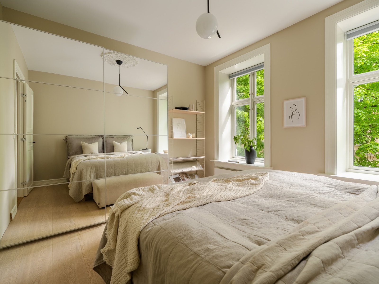 Her er det god plass til både garderobeskap, skrivebord og dobbeltseng. Galleribilde