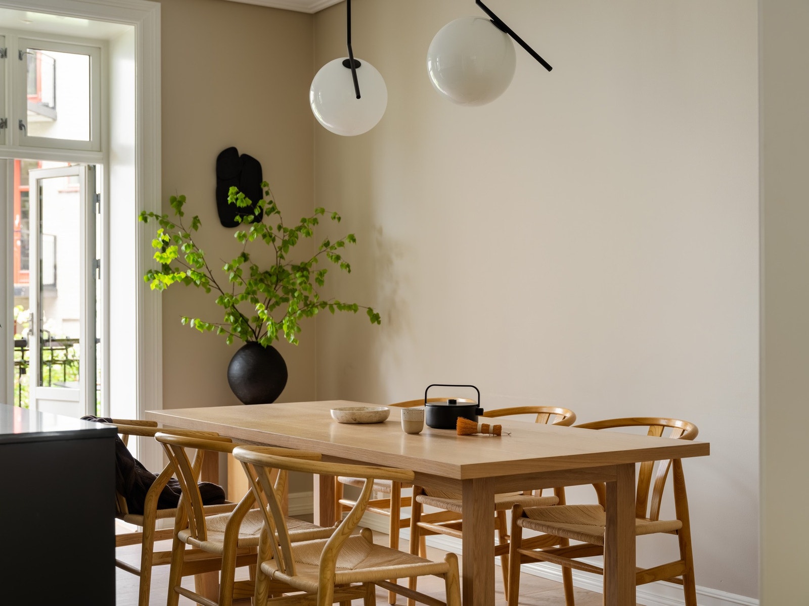 I forbindelse med kjøkkenet finner vi en hyggelig spisesone. Her er det god plass til langbord for større besøk. Galleribilde