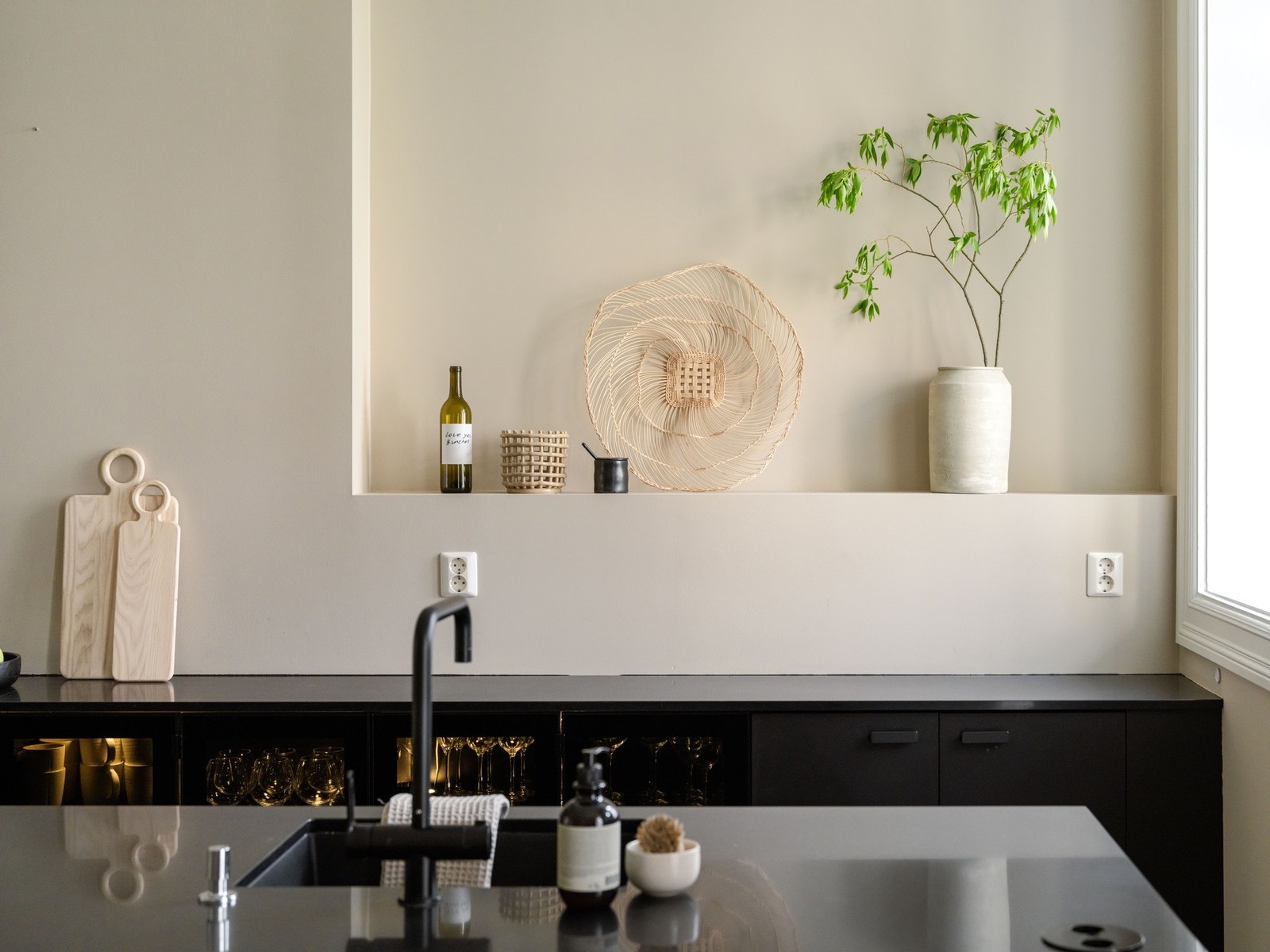 Apropos detaljer legg merke til den innfelte hyllen perfekt for pynt eller annen oppbevaring. Galleribilde