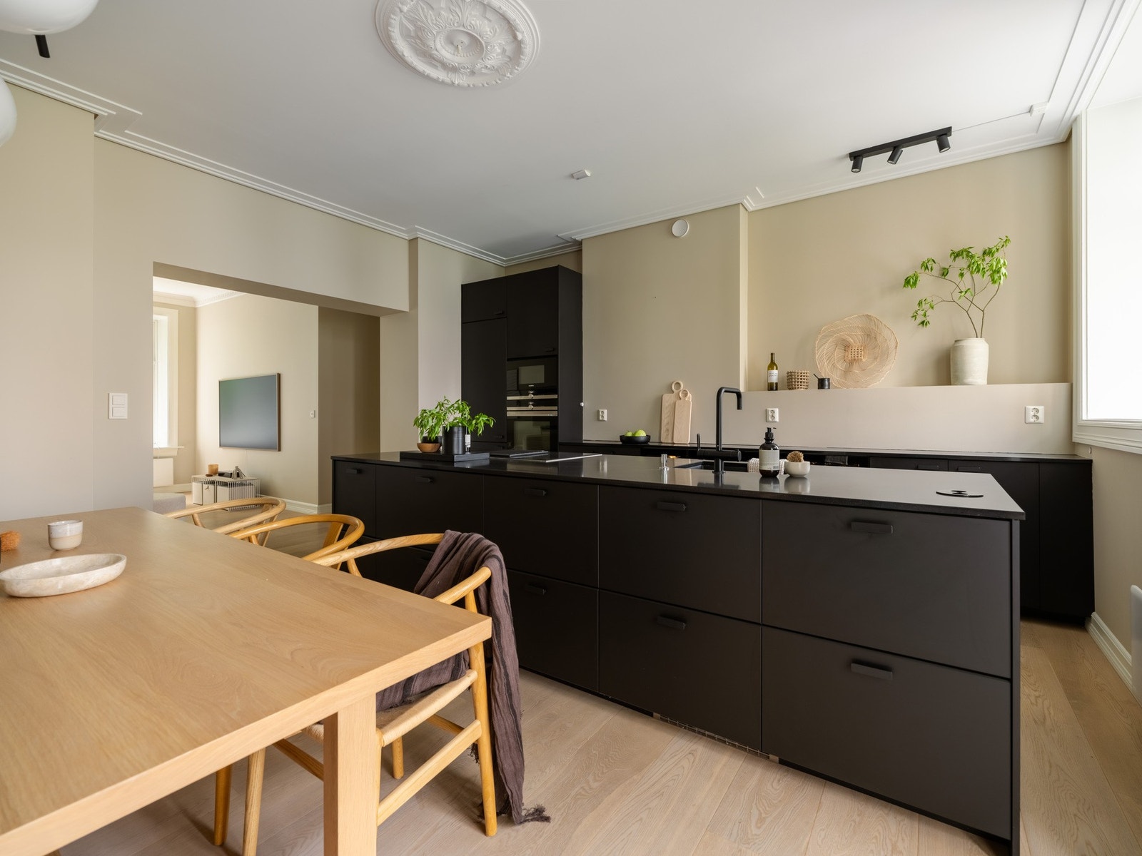 Det er bra med skapplass på begge sider av kjøkkenøya. Galleribilde