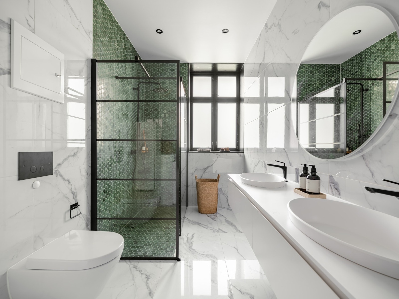 Baderommet er innredet med dobbel servant med underskap, veggehengt toalett og et nydelig dusjhjørne. Legg også merke til det naturlige dagslyset som kommer inn gjennom de store vindusflatene. Galleribilde