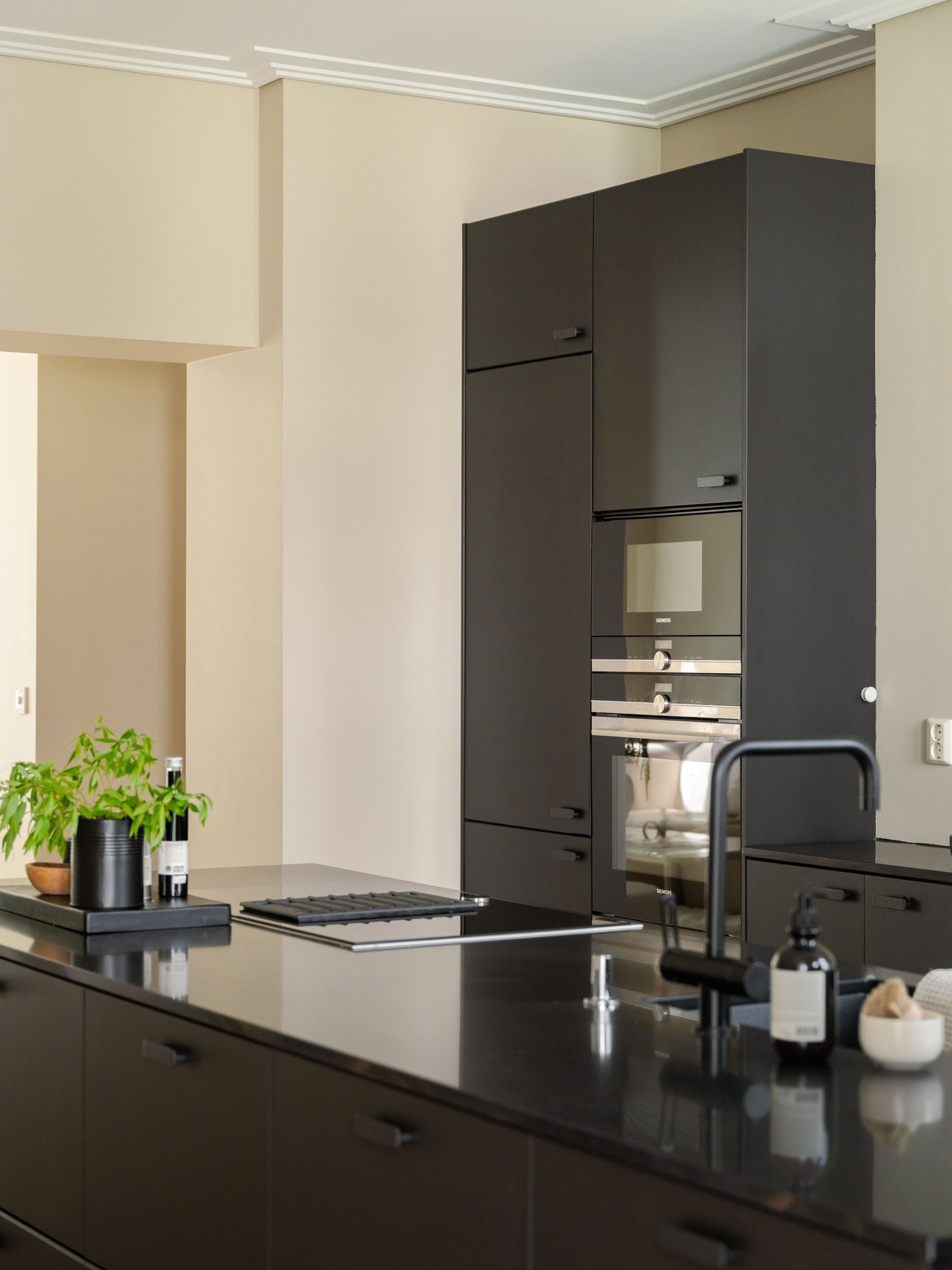 Leilighetens hvitevarer er integrerte, og både stekeovn og mikro er i arbeidshøyde. Galleribilde